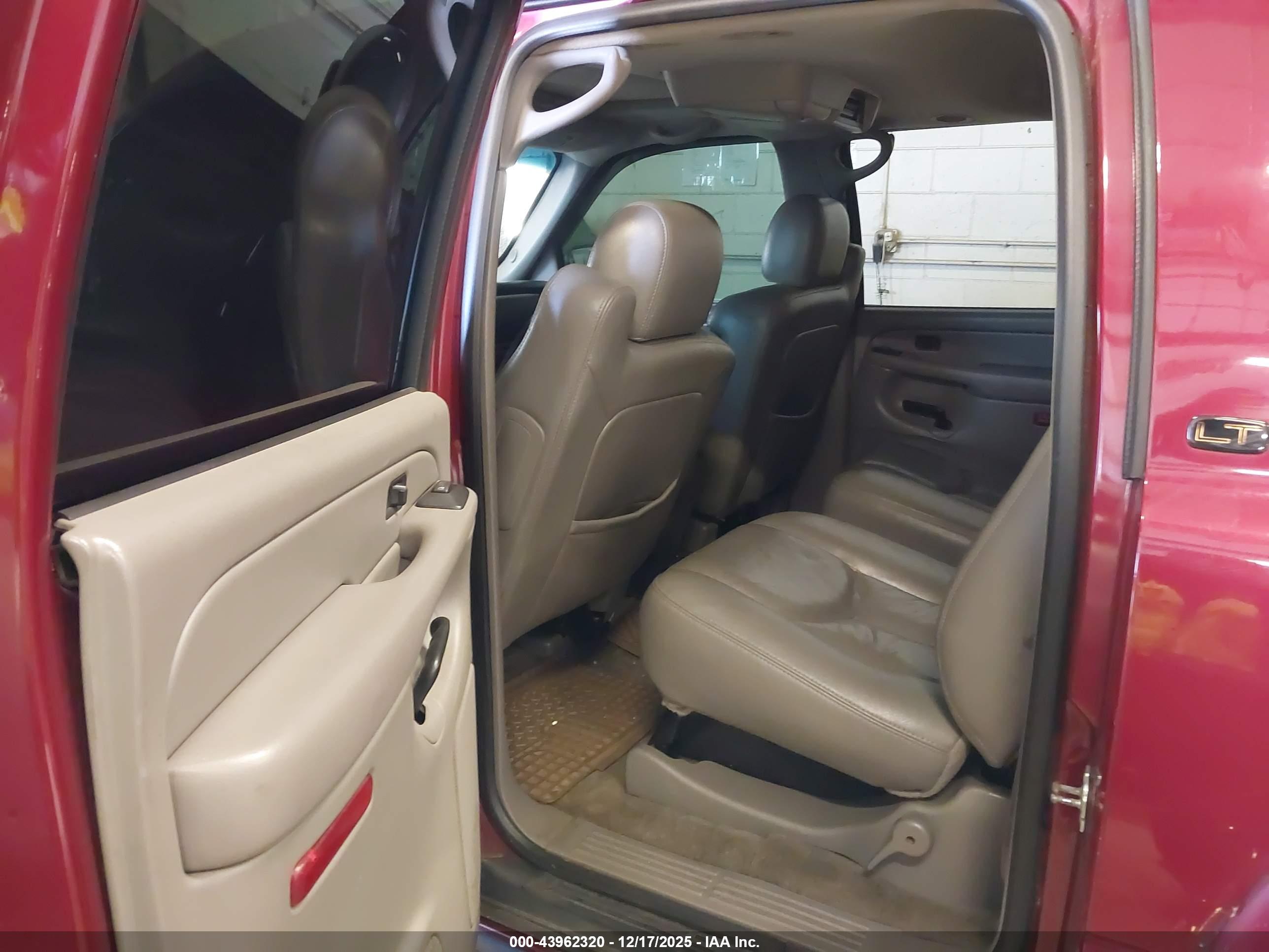 CHEVROLET SUBURBAN image 8