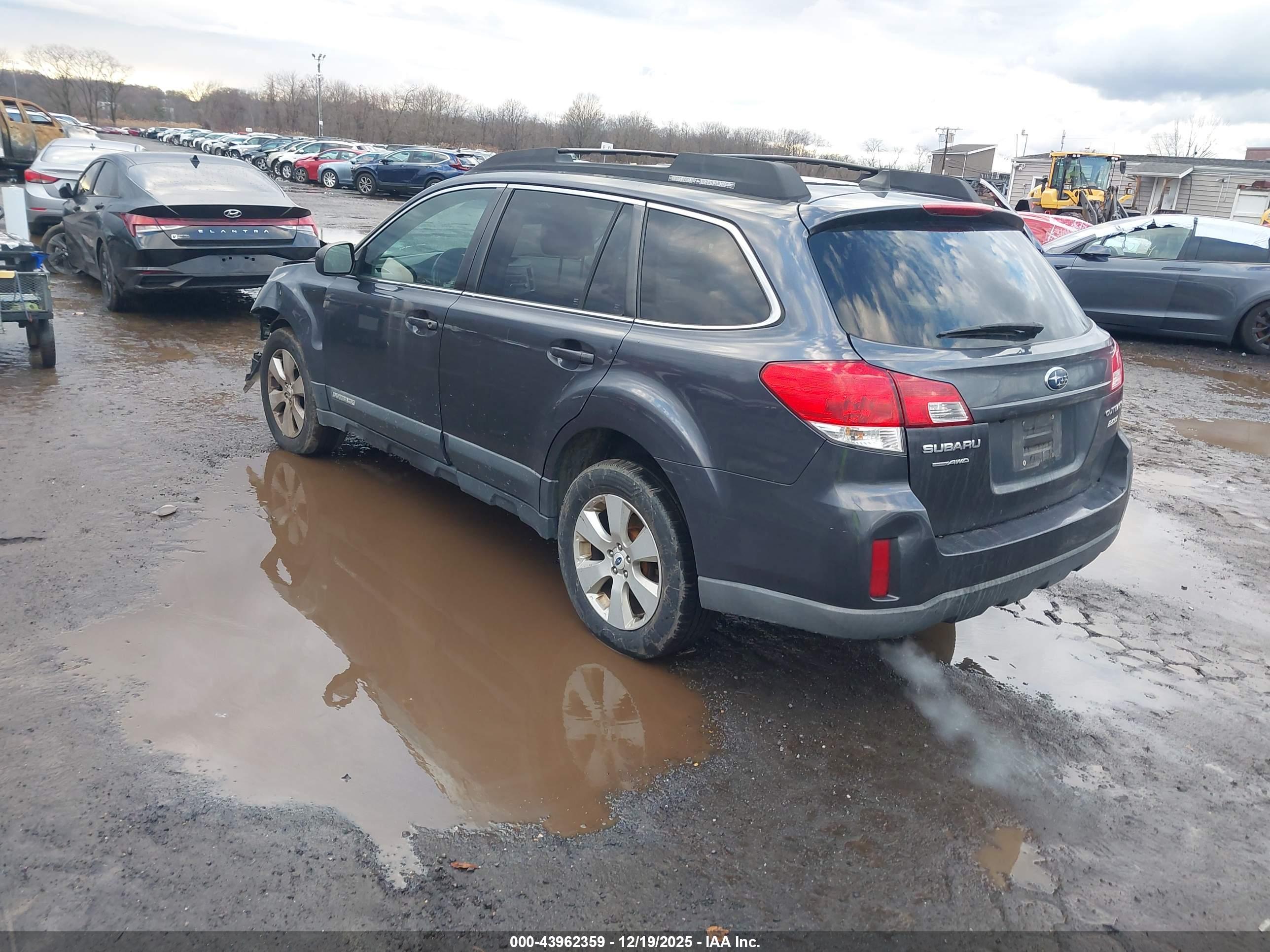 SUBARU OUTBACK image 3