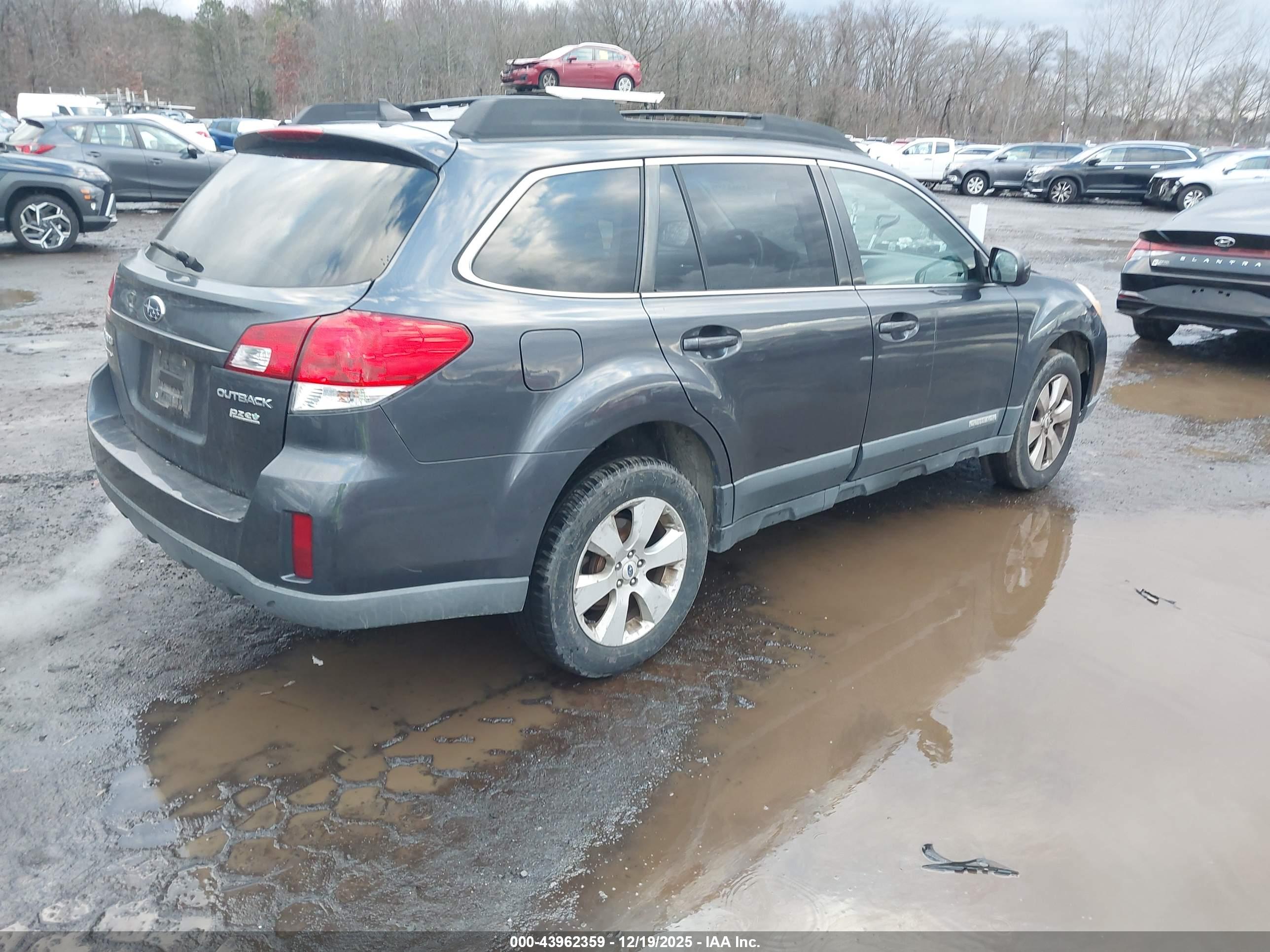 SUBARU OUTBACK image 4