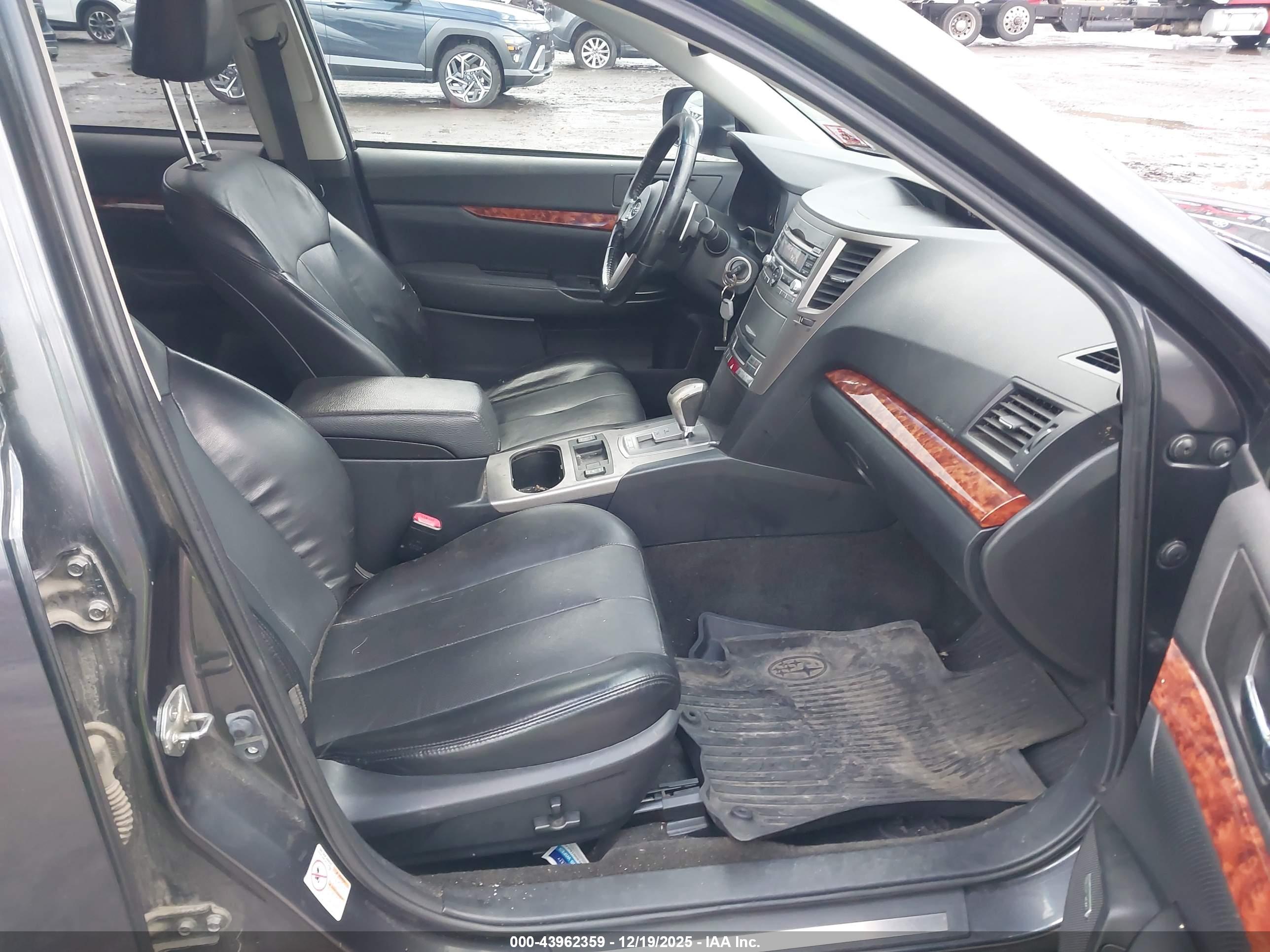 SUBARU OUTBACK image 5