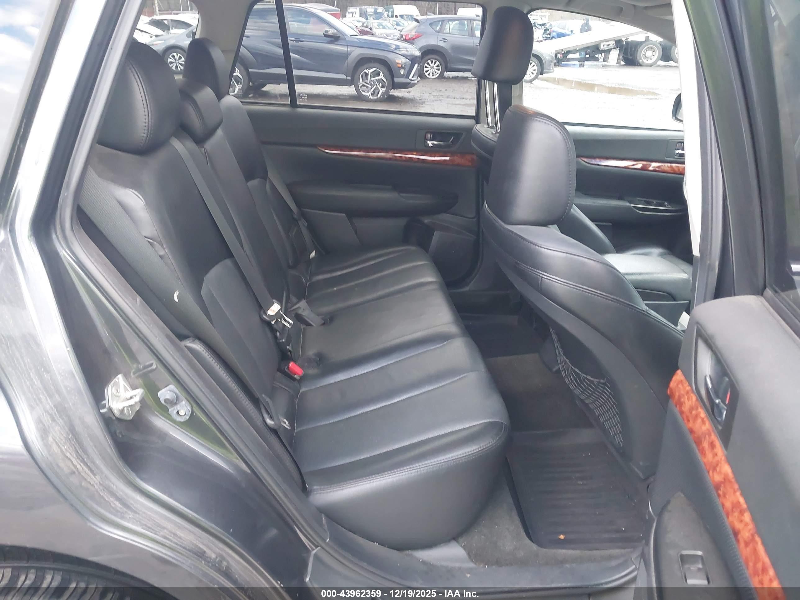 SUBARU OUTBACK image 8