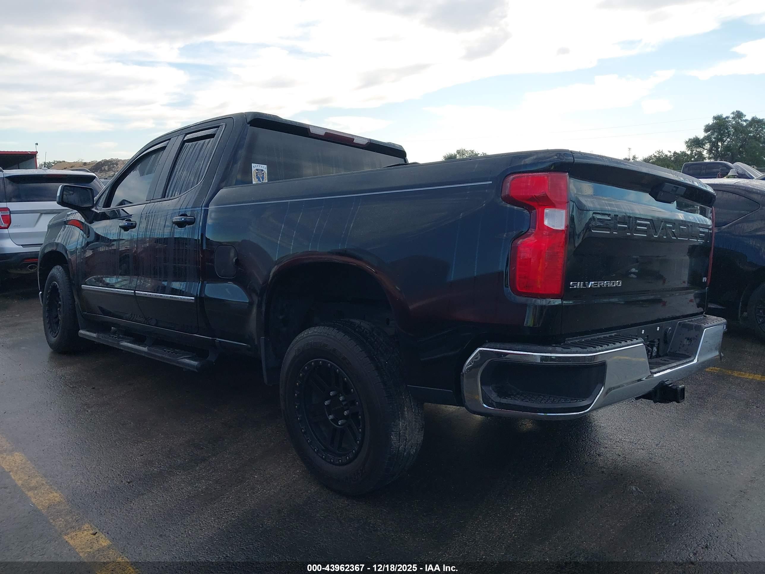 CHEVROLET SILVERADO image 3