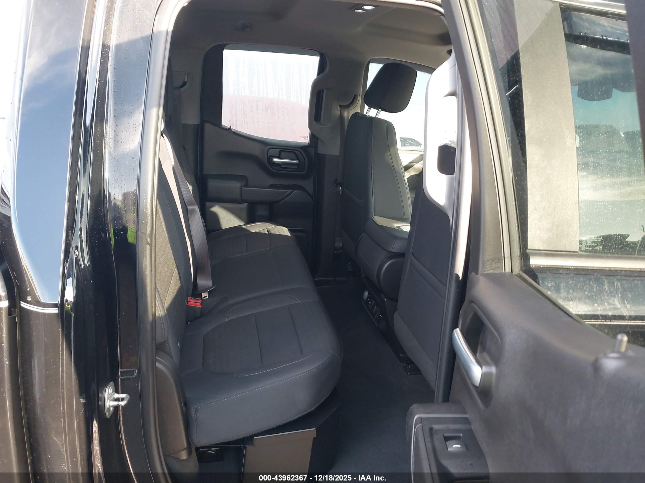 CHEVROLET SILVERADO image 8