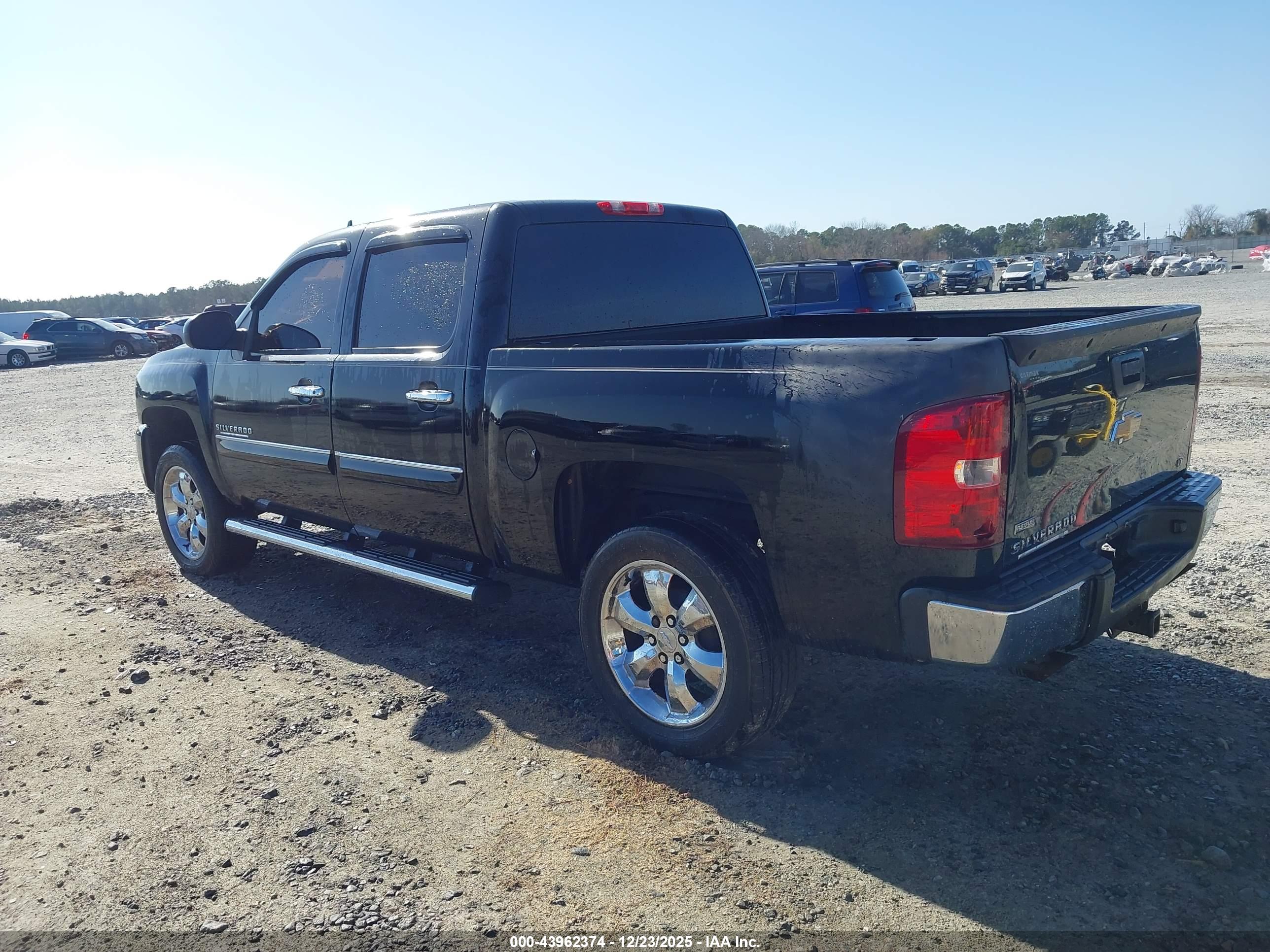 CHEVROLET SILVERADO image 3