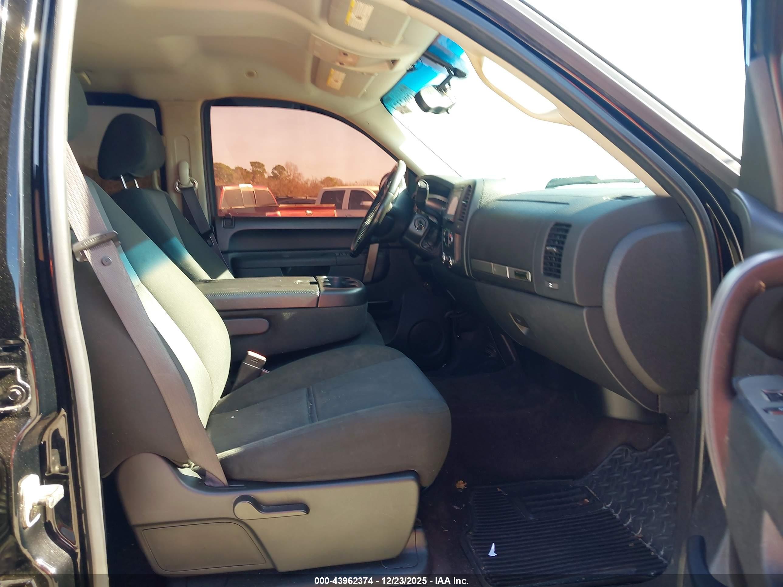 CHEVROLET SILVERADO image 5