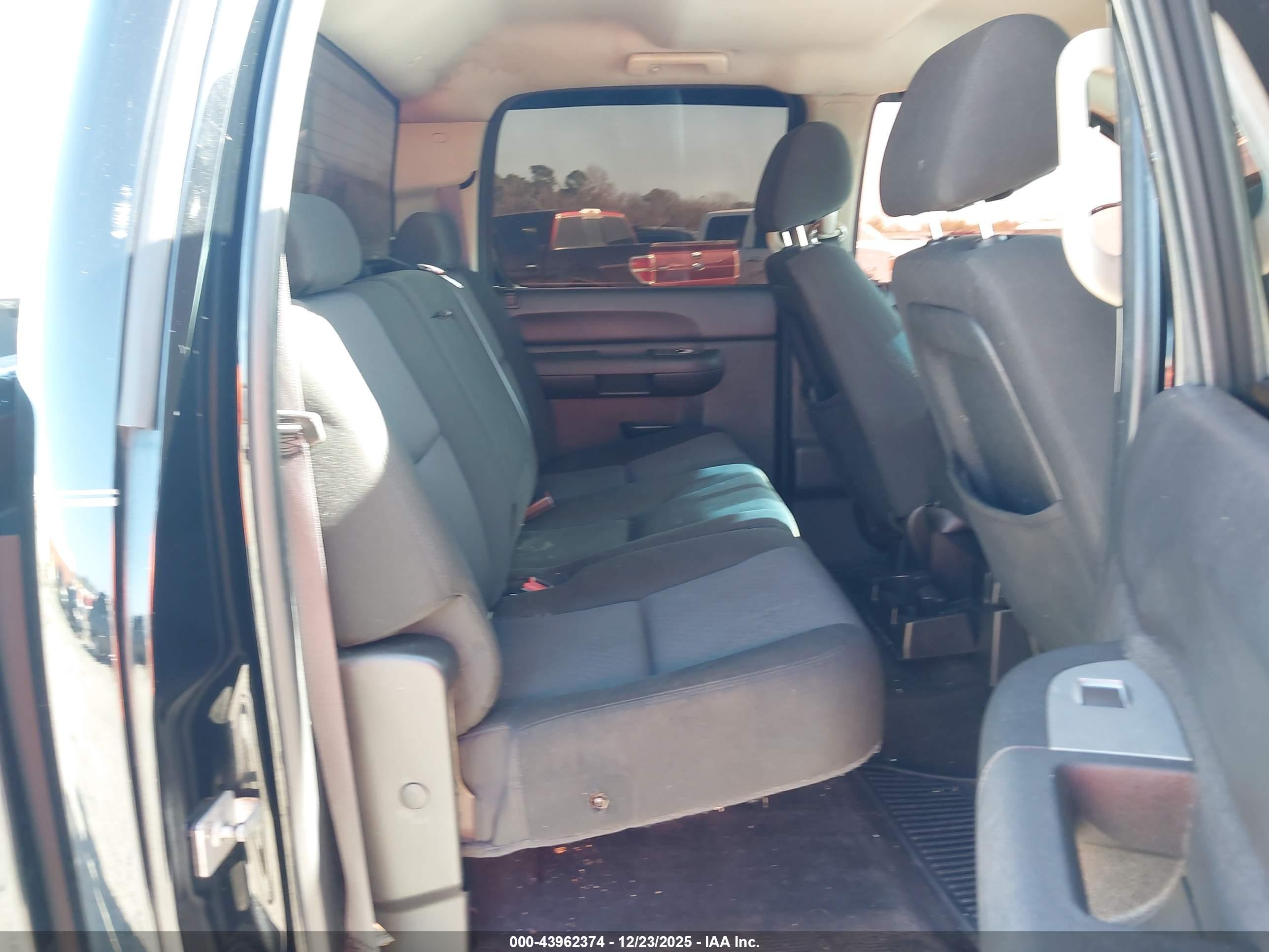 CHEVROLET SILVERADO image 8
