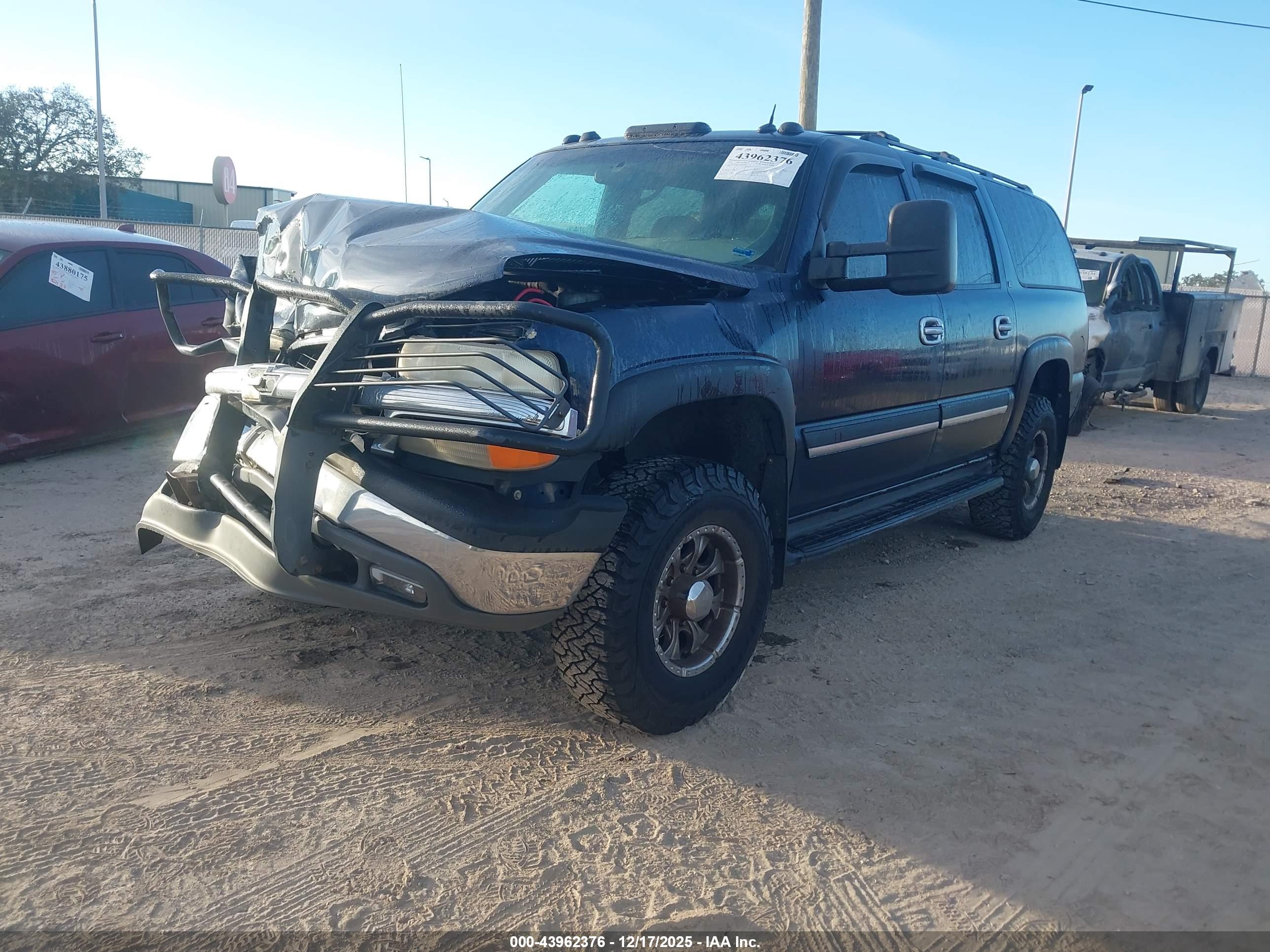 CHEVROLET SUBURBAN image 2