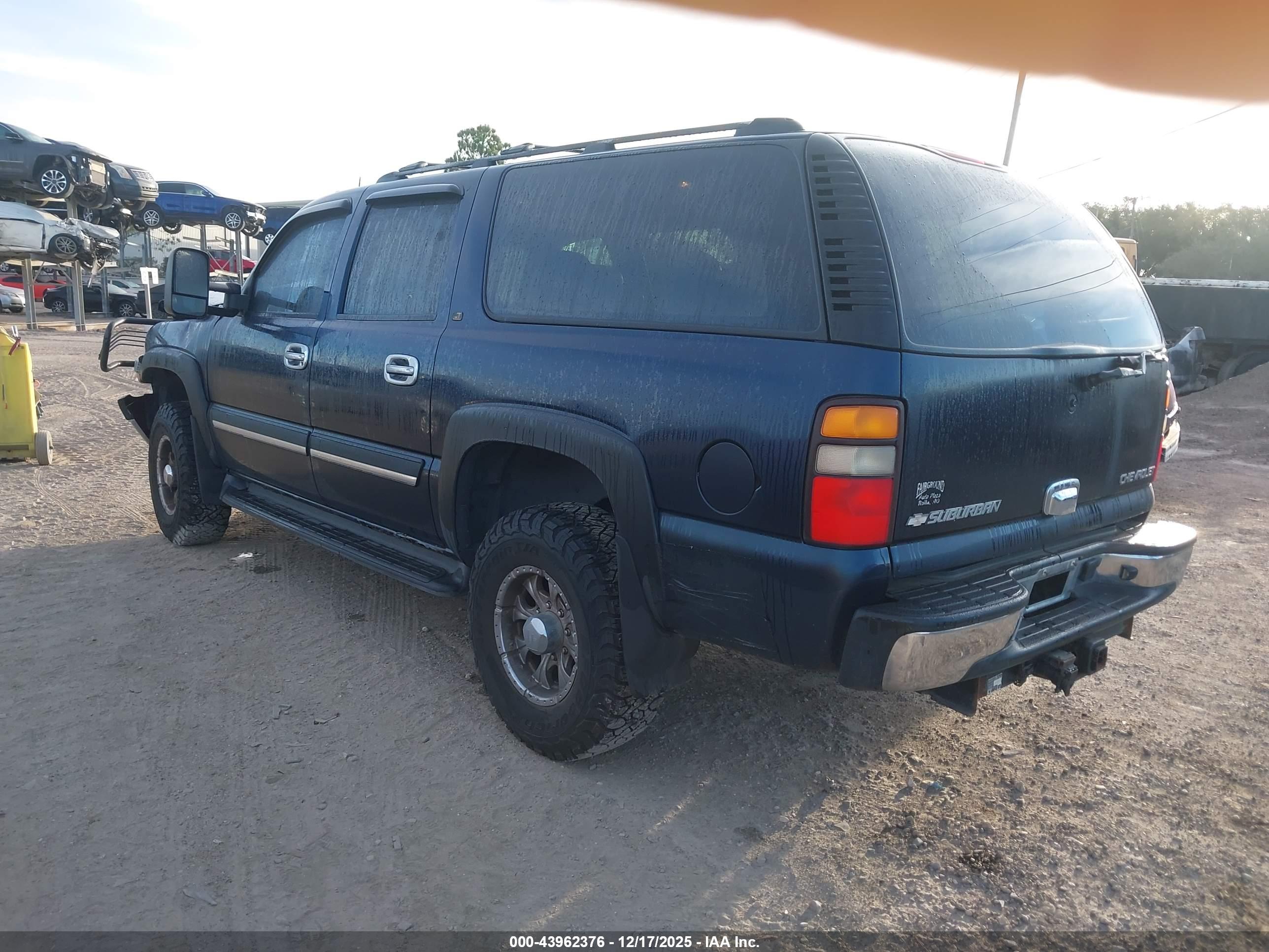 CHEVROLET SUBURBAN image 3