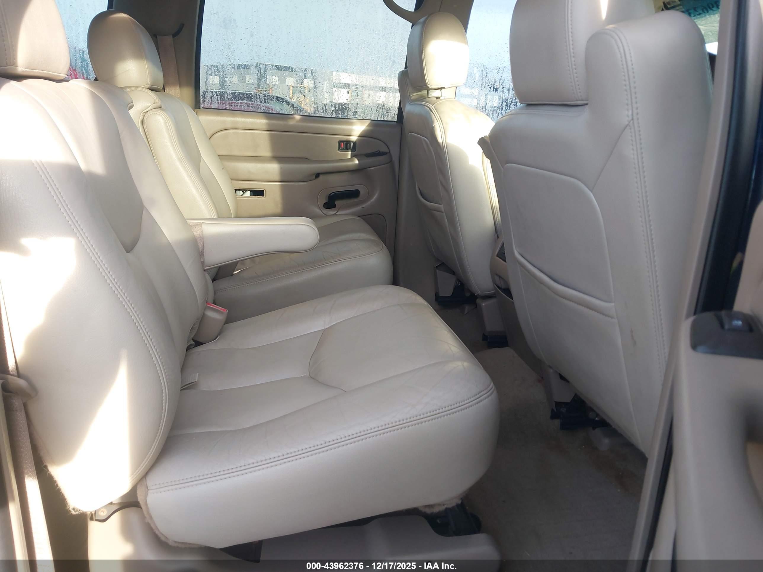 CHEVROLET SUBURBAN image 8