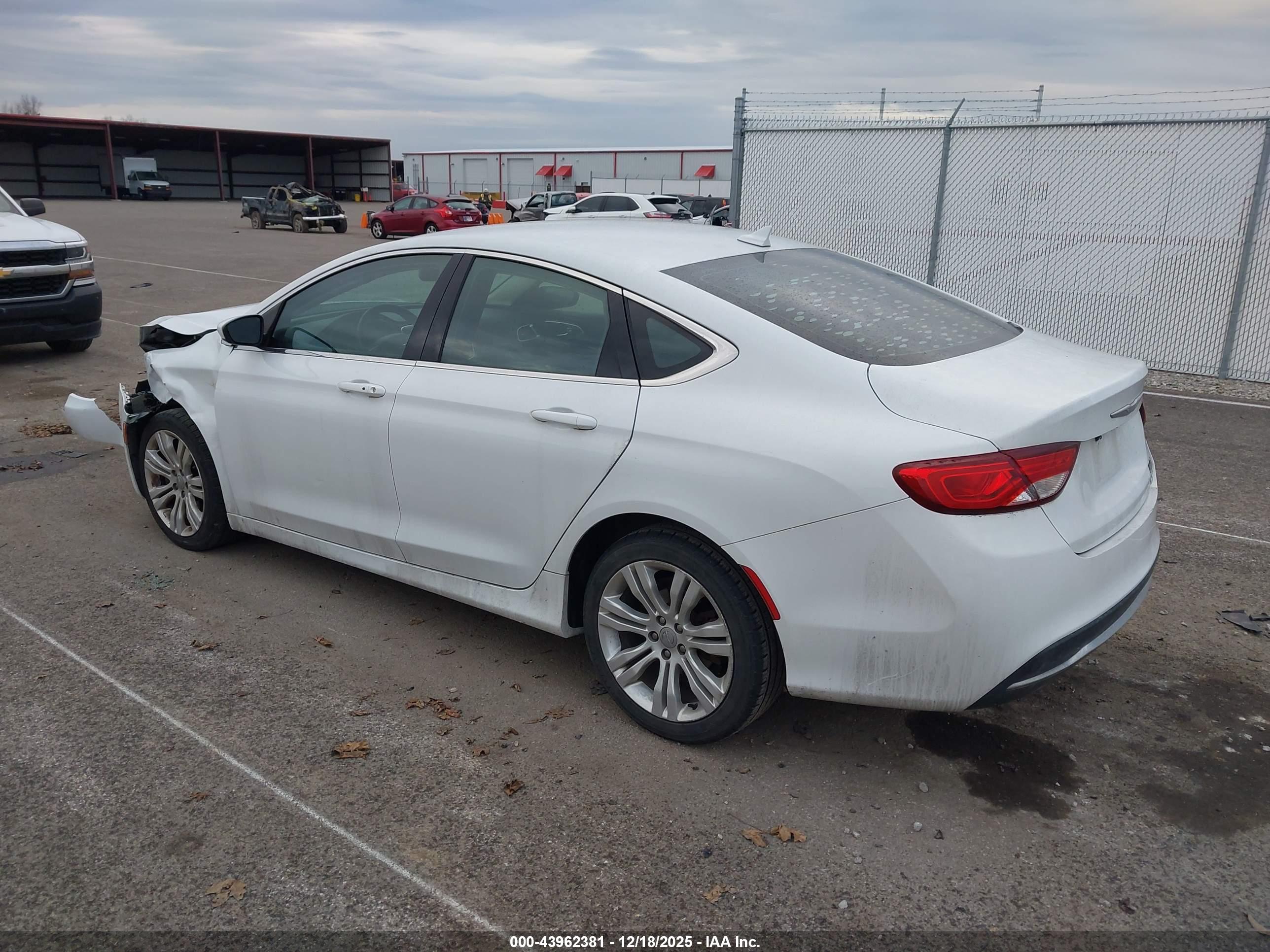 CHRYSLER 200 image 3