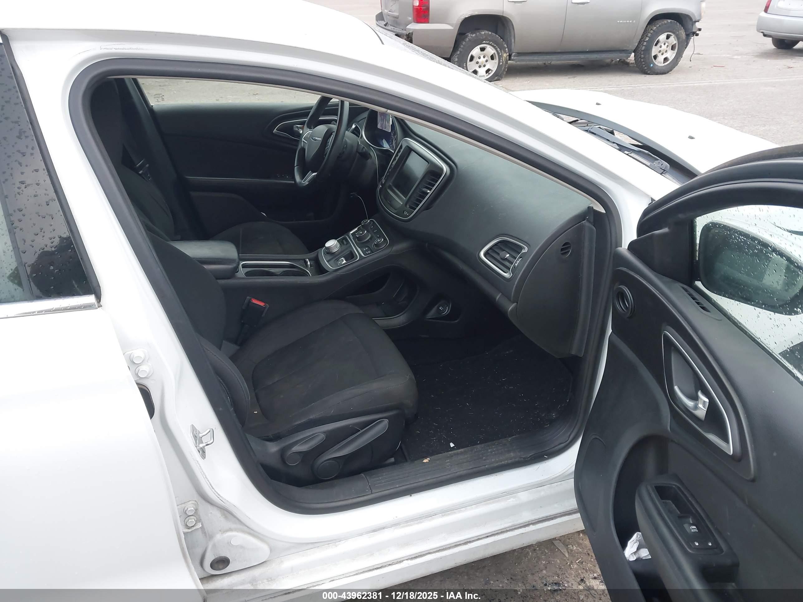 CHRYSLER 200 image 5