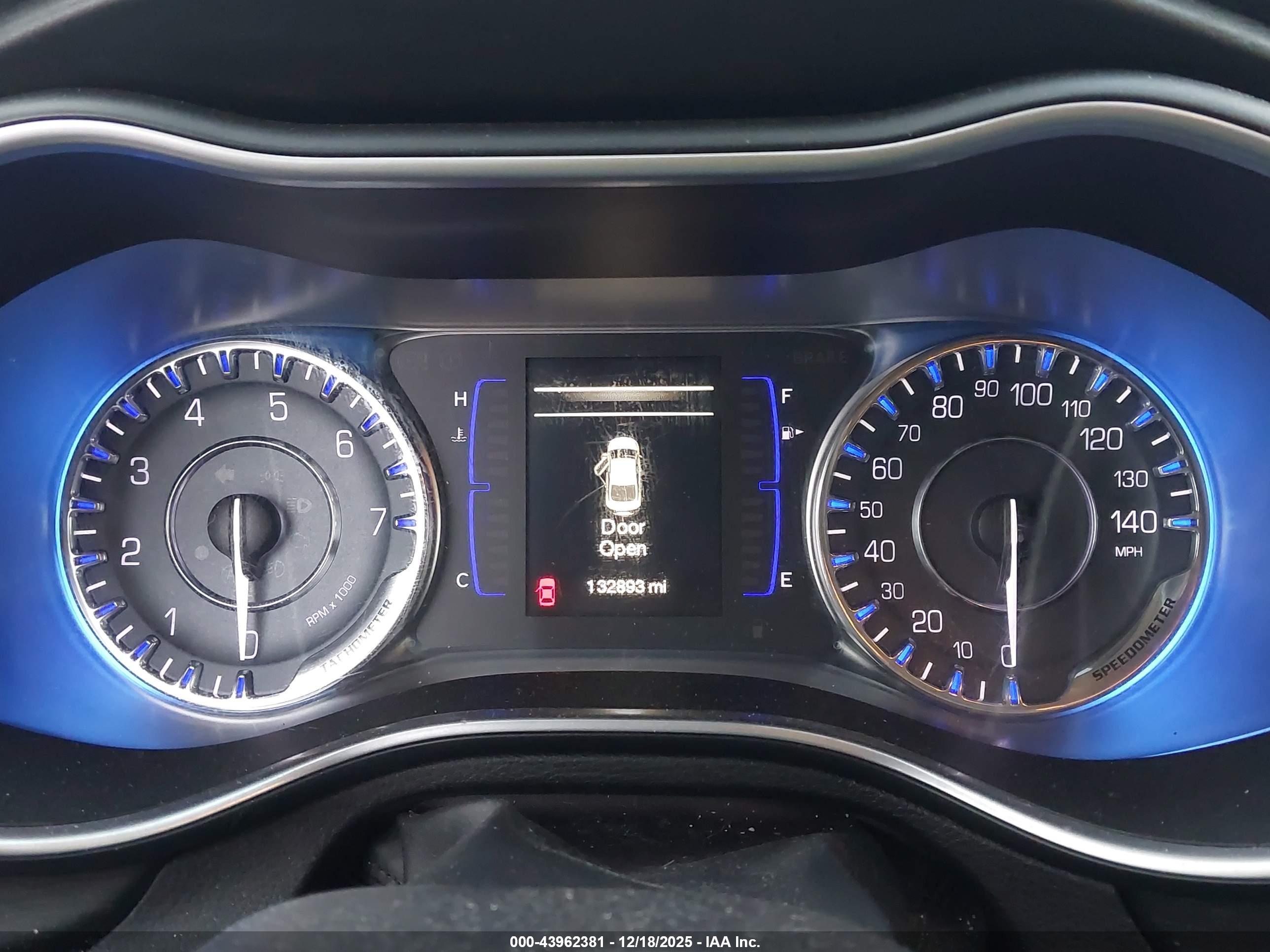 CHRYSLER 200 image 7