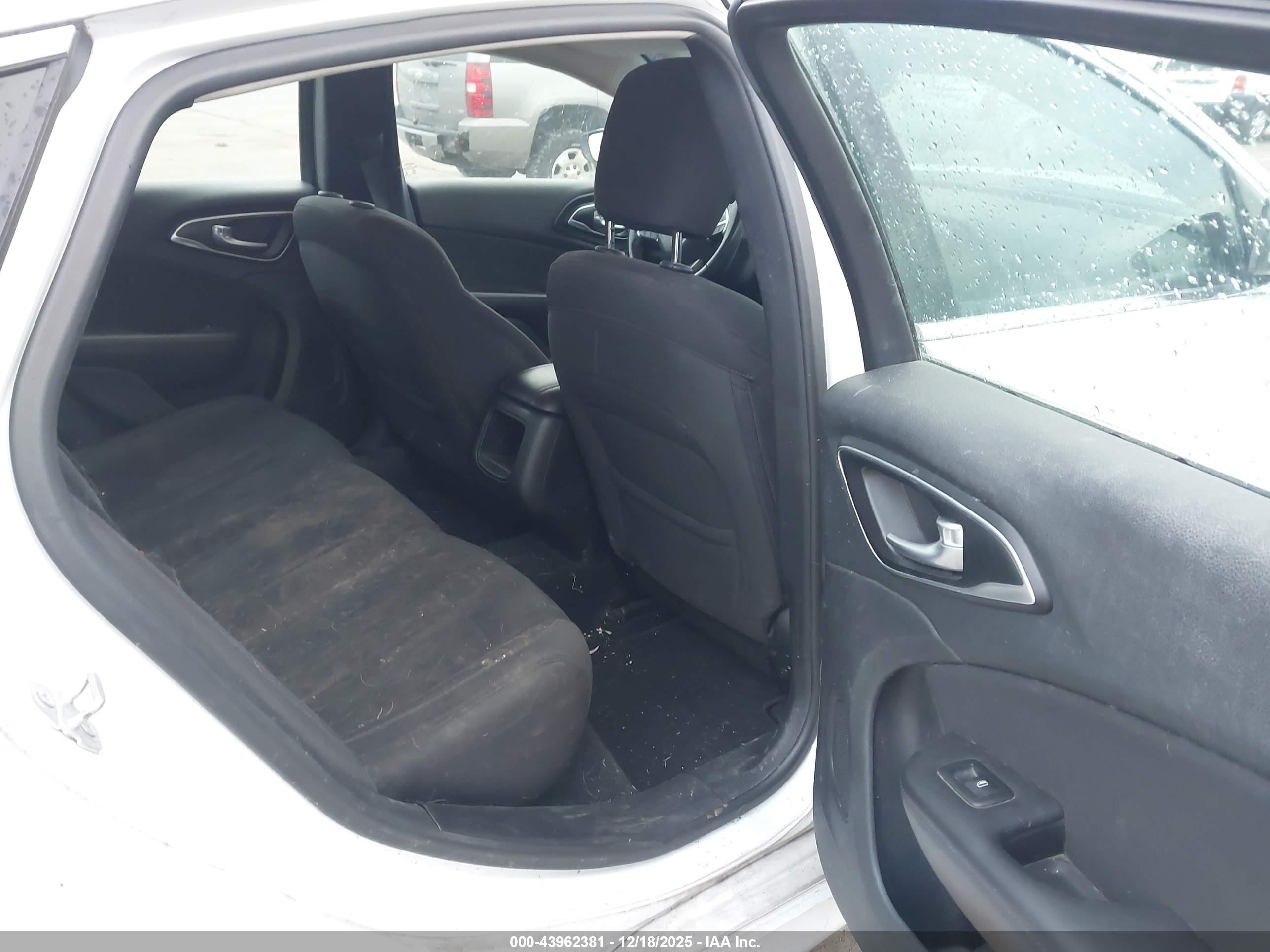 CHRYSLER 200 image 8
