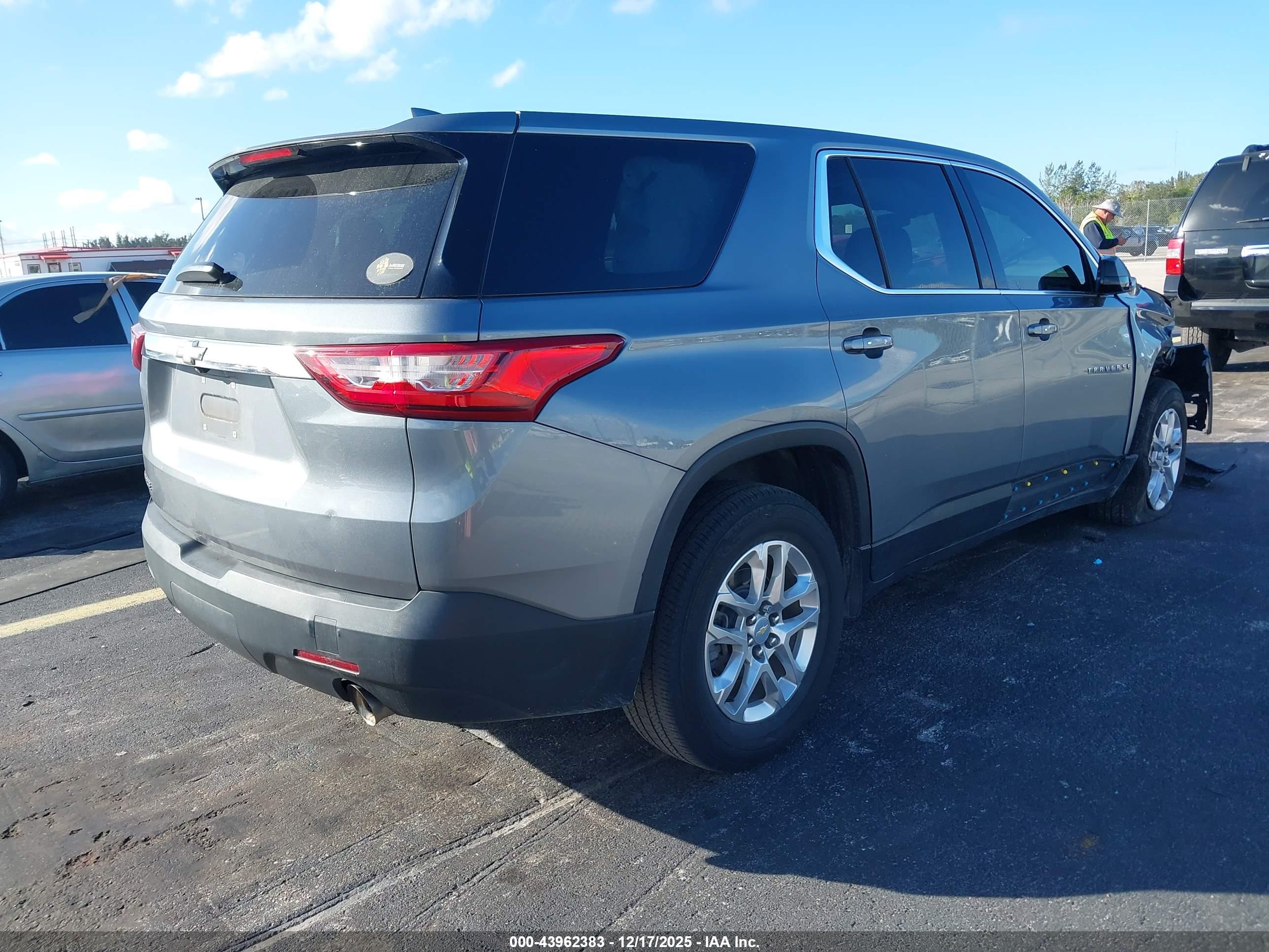 CHEVROLET TRAVERSE image 4