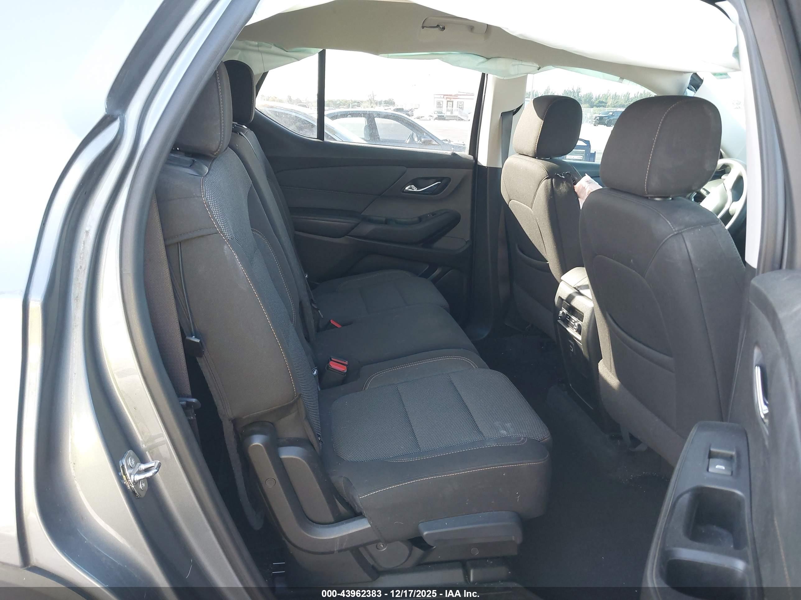 CHEVROLET TRAVERSE image 8