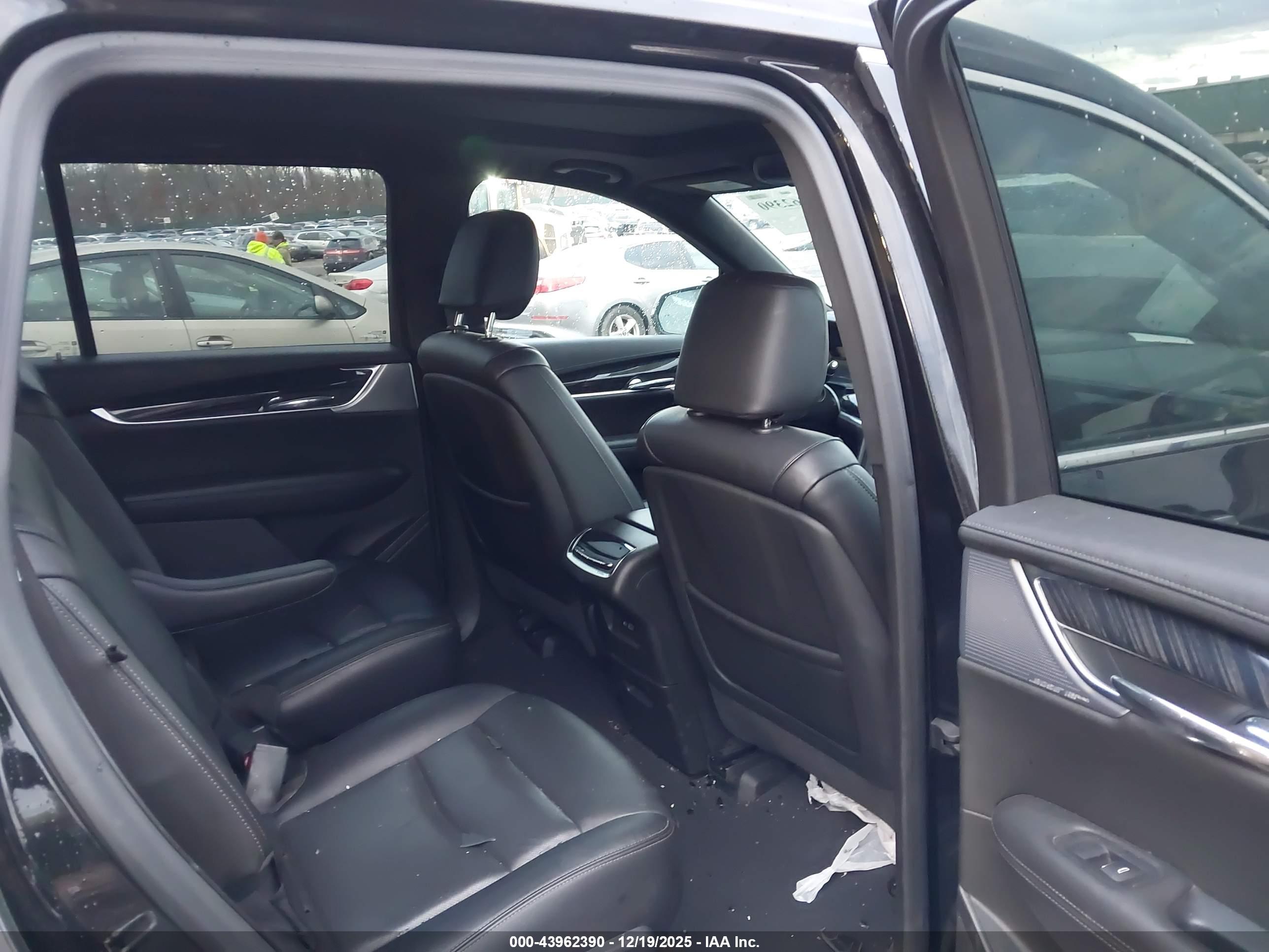 CADILLAC XT6 image 8