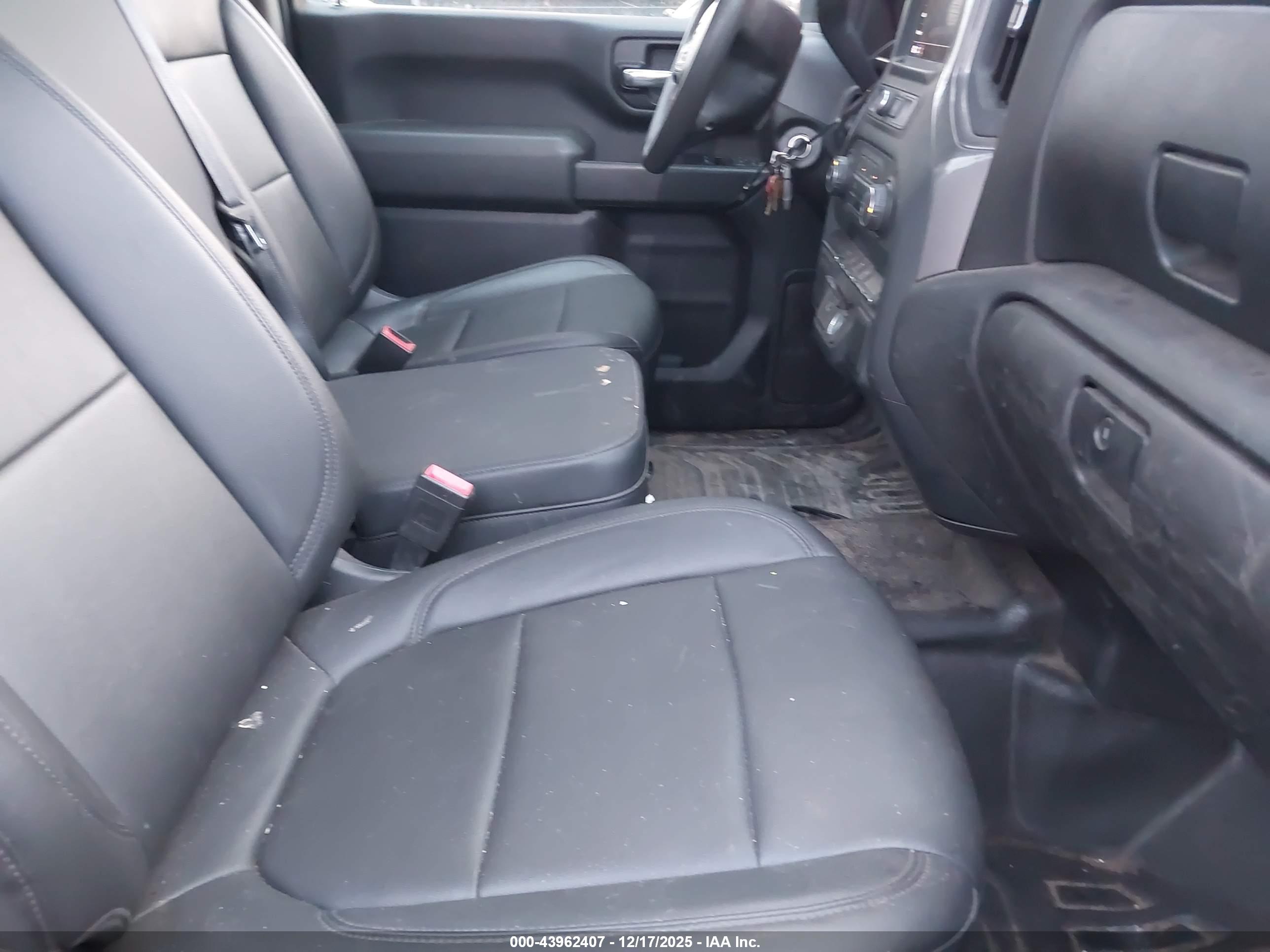 CHEVROLET SILVERADO image 5