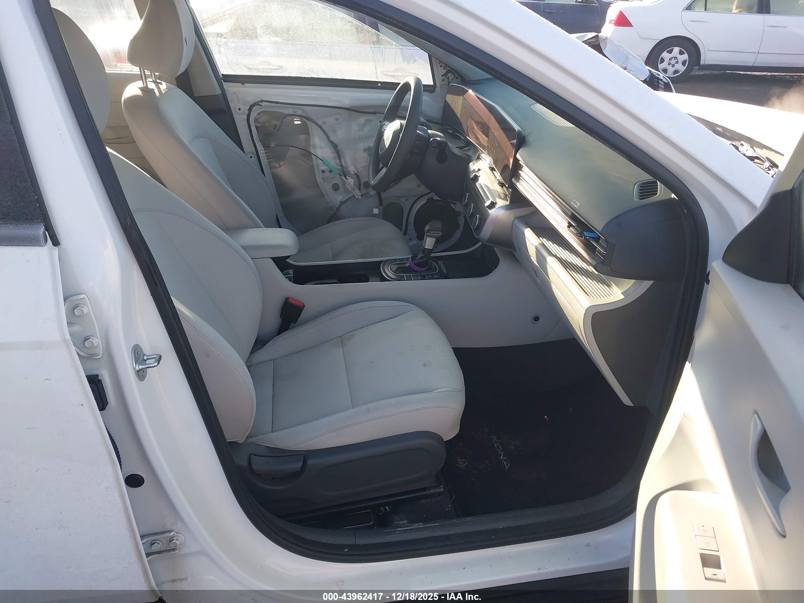 HYUNDAI KONA image 5