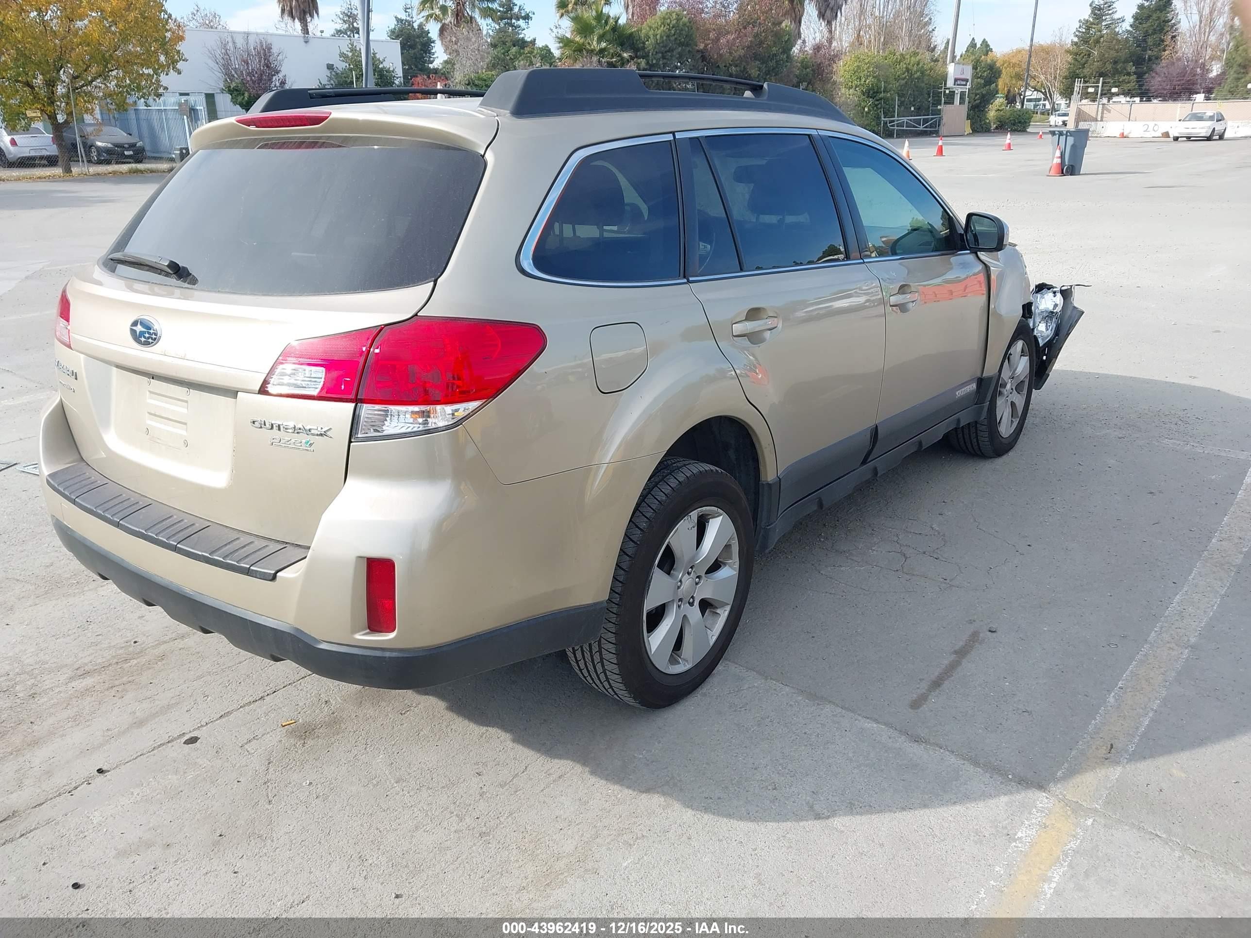 SUBARU OUTBACK image 4