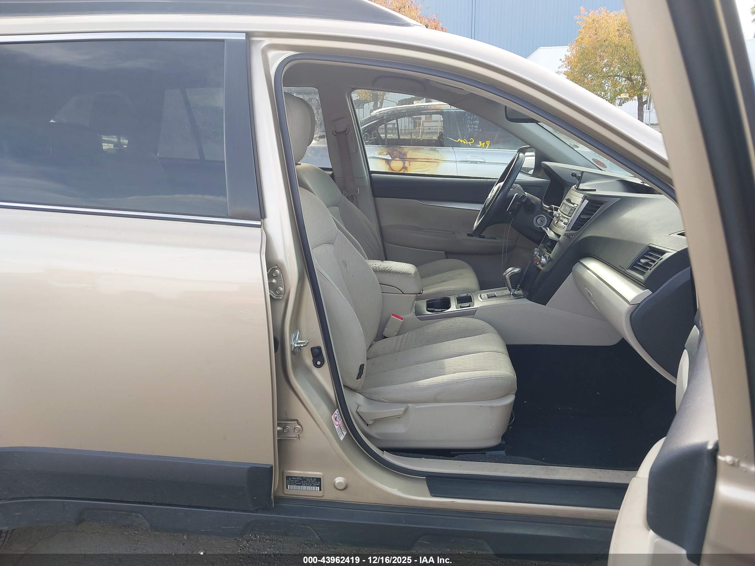 SUBARU OUTBACK image 5