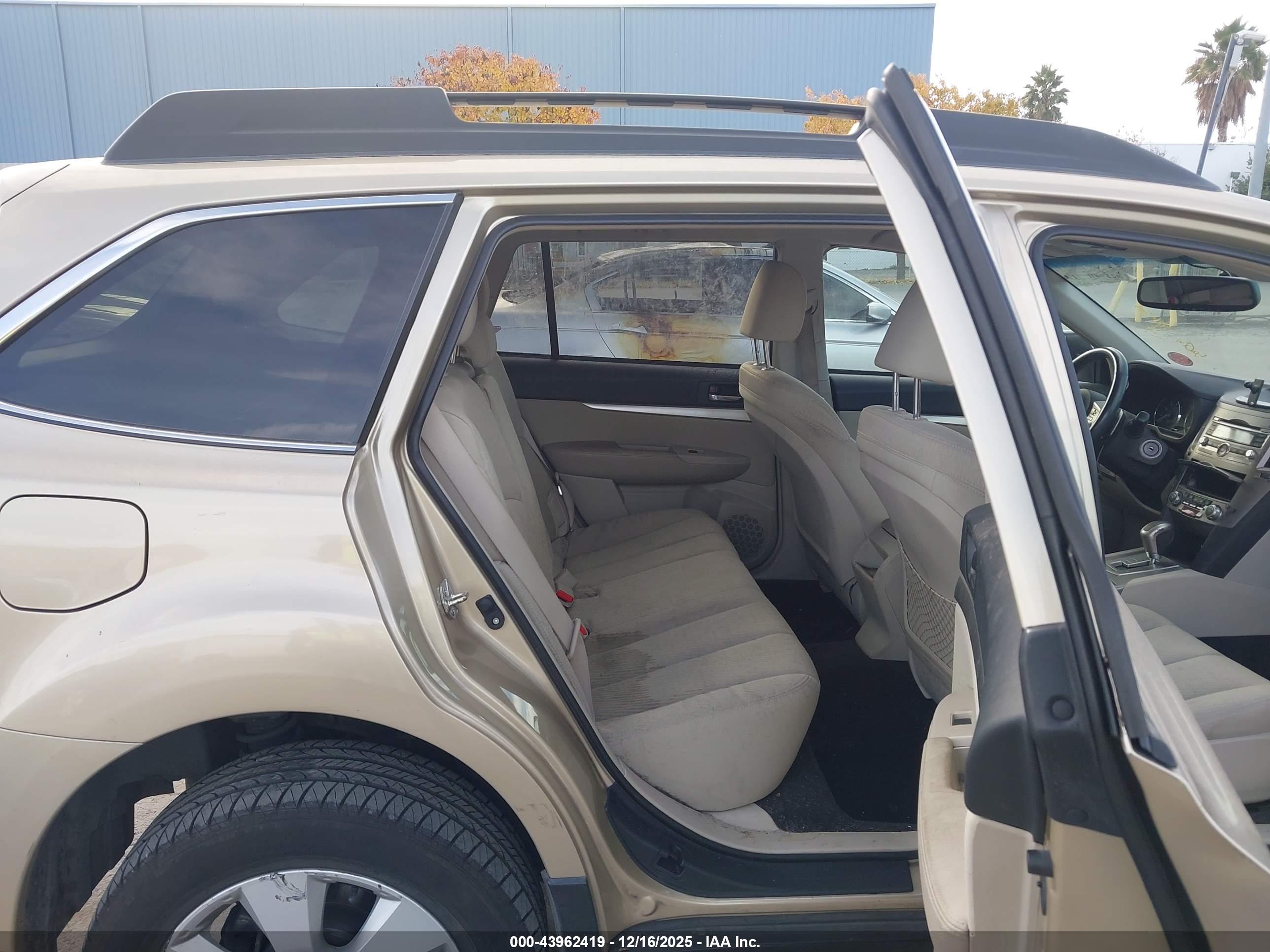 SUBARU OUTBACK image 8