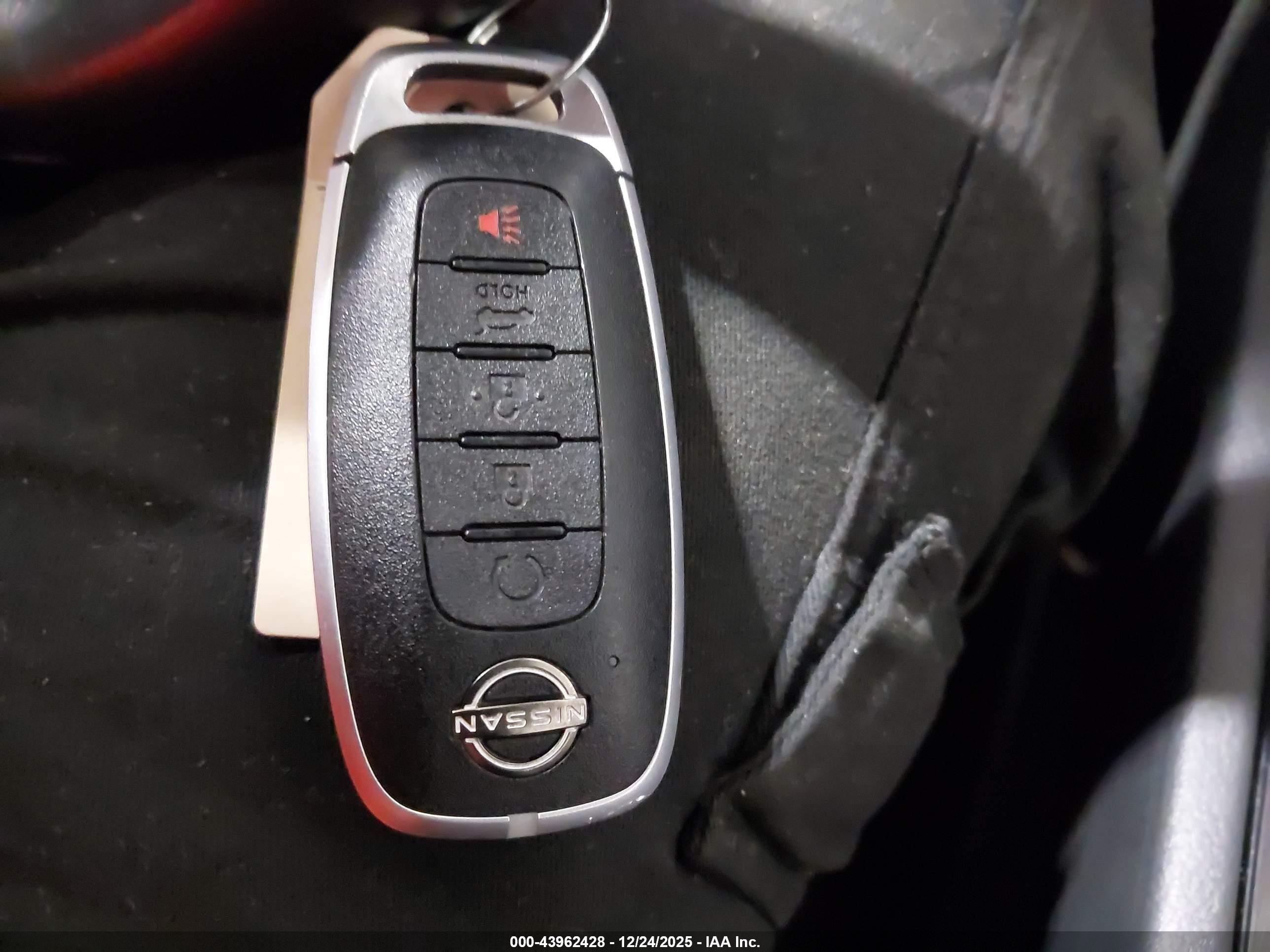 NISSAN ROGUE image 11