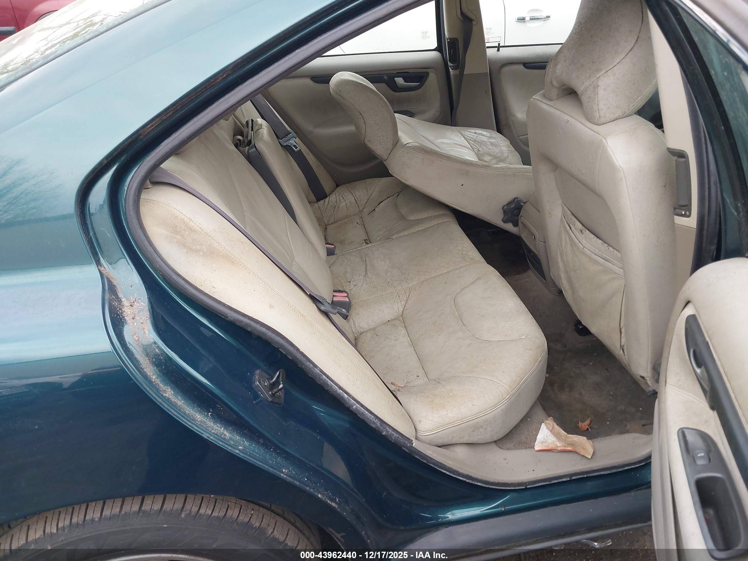 VOLVO S60 image 8