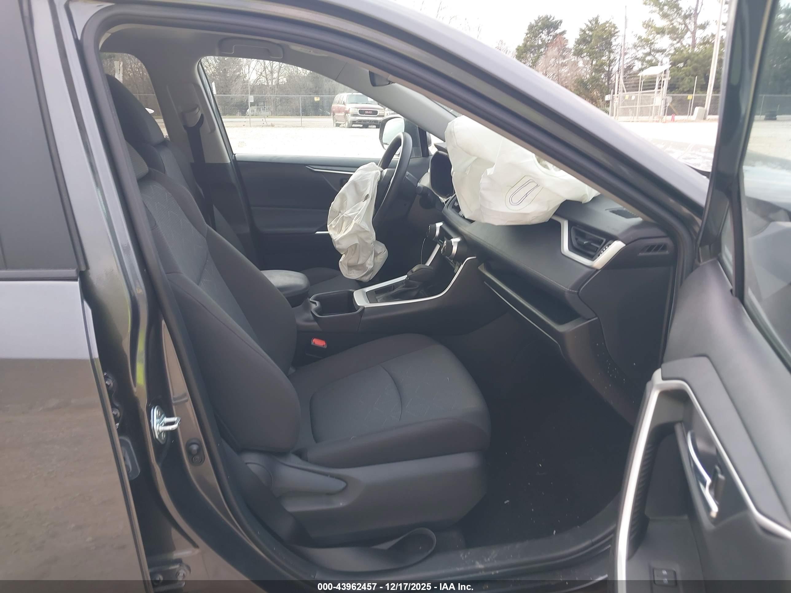 TOYOTA RAV4 image 5