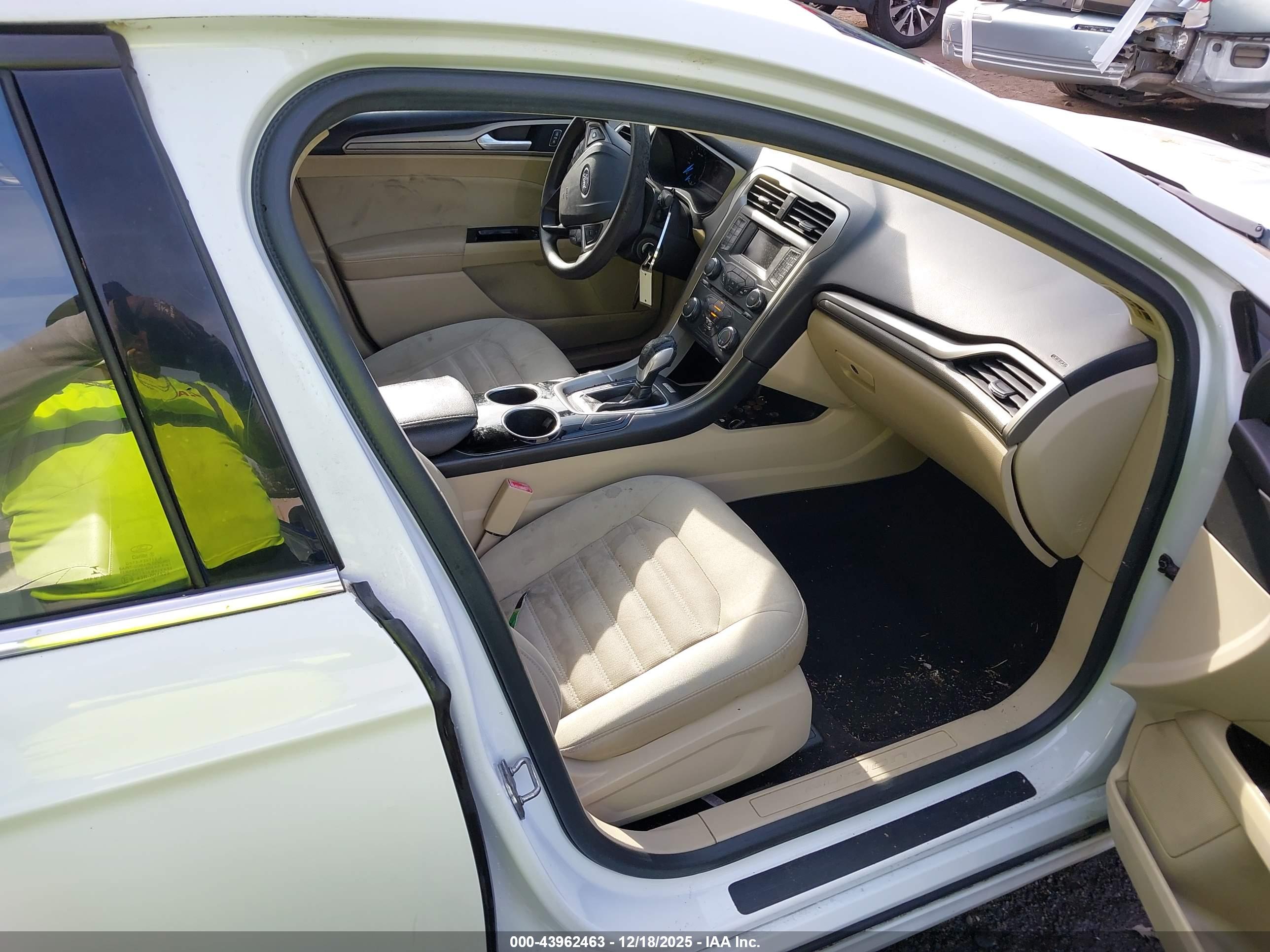FORD FUSION image 5