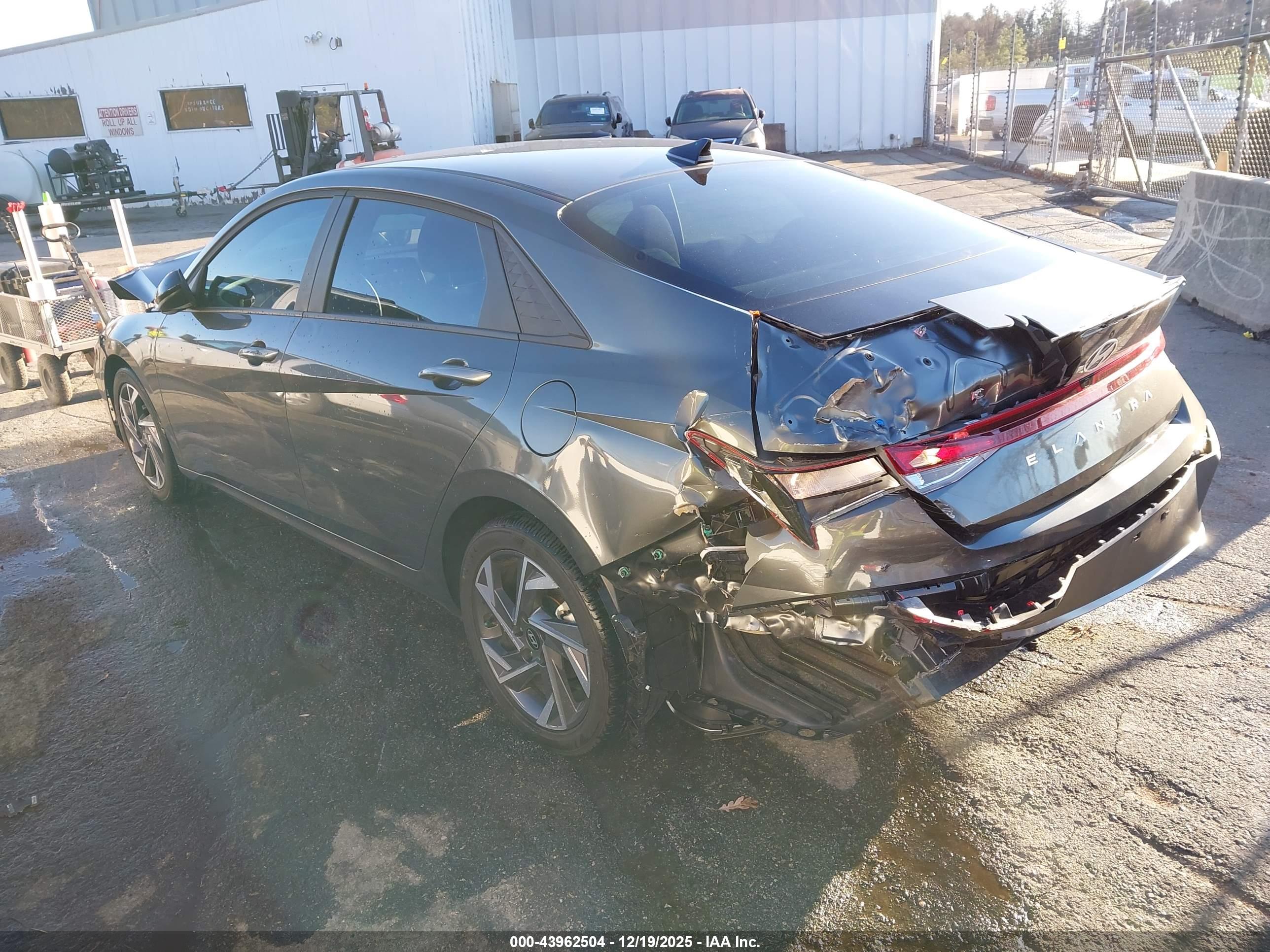 HYUNDAI ELANTRA image 3