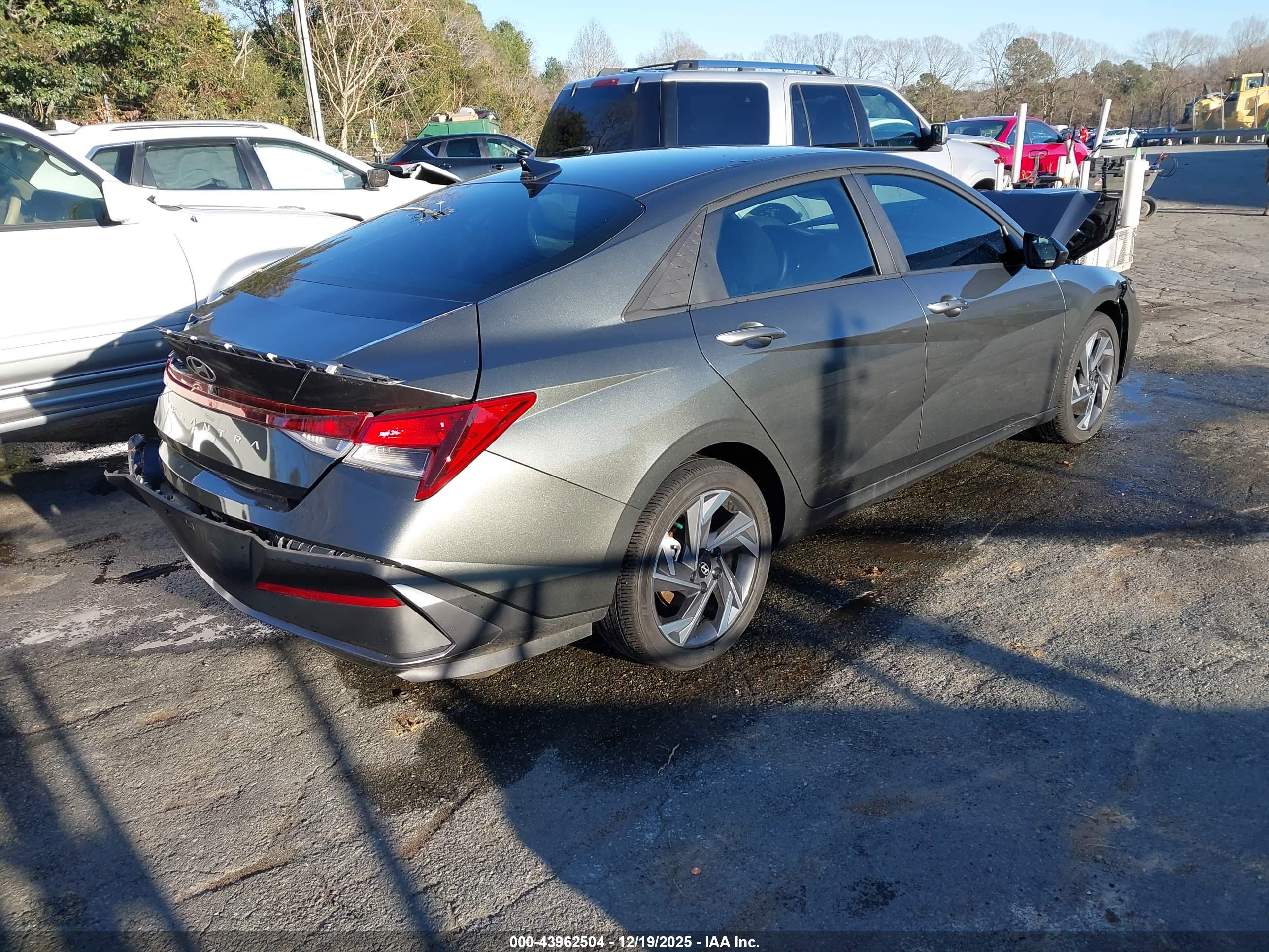 HYUNDAI ELANTRA image 4