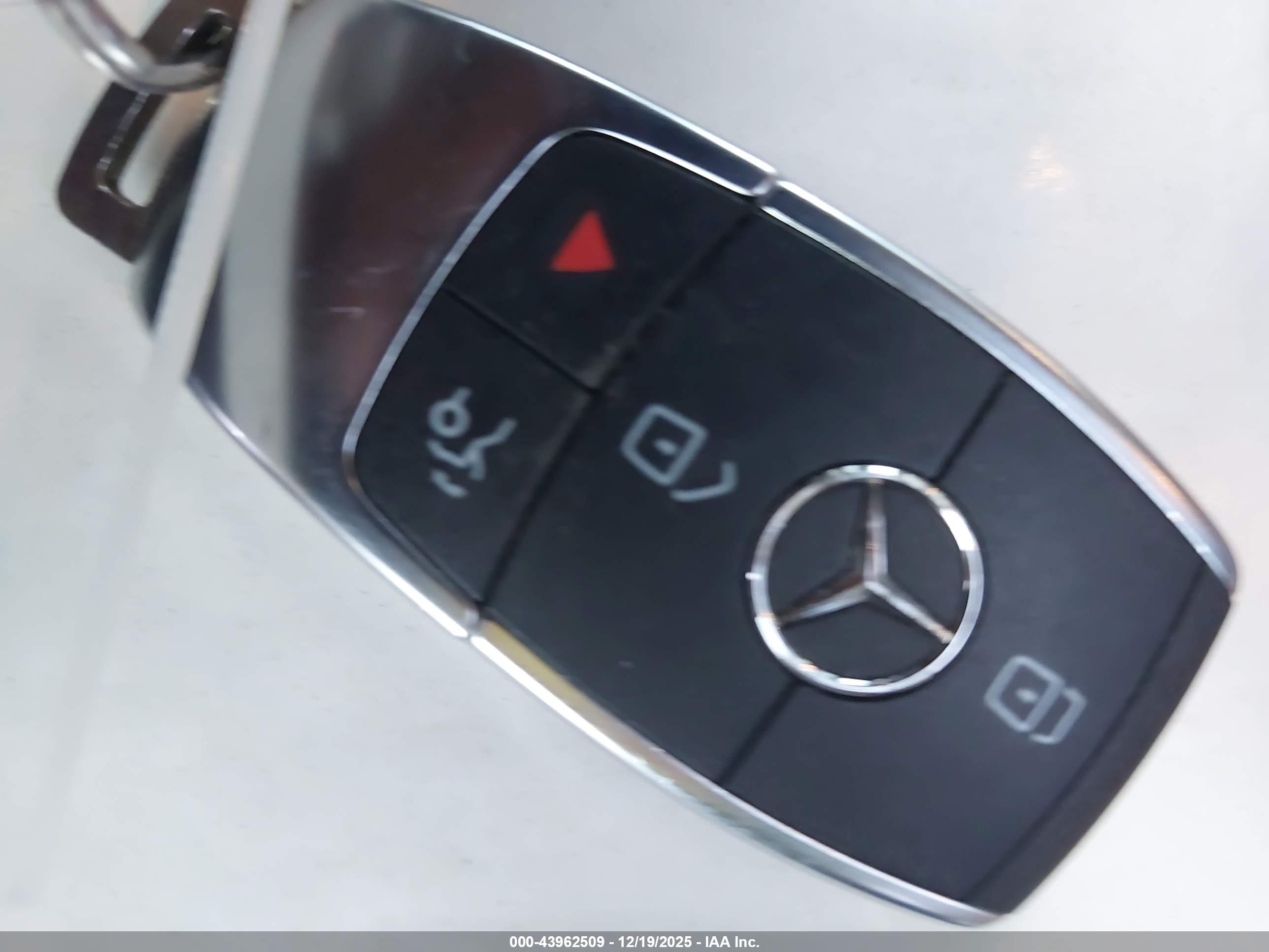 MERCEDES-BENZ GLC image 11