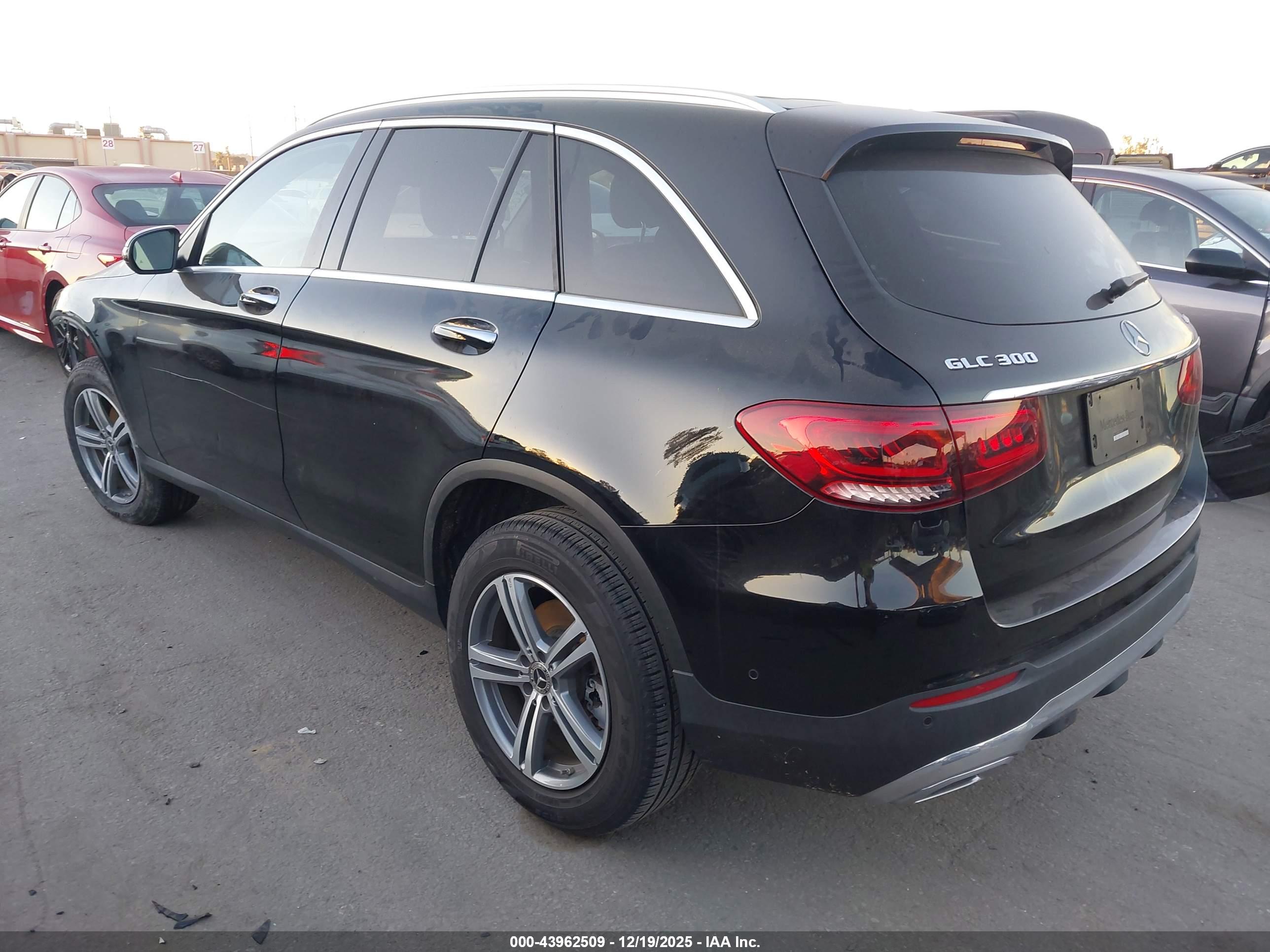 MERCEDES-BENZ GLC image 3