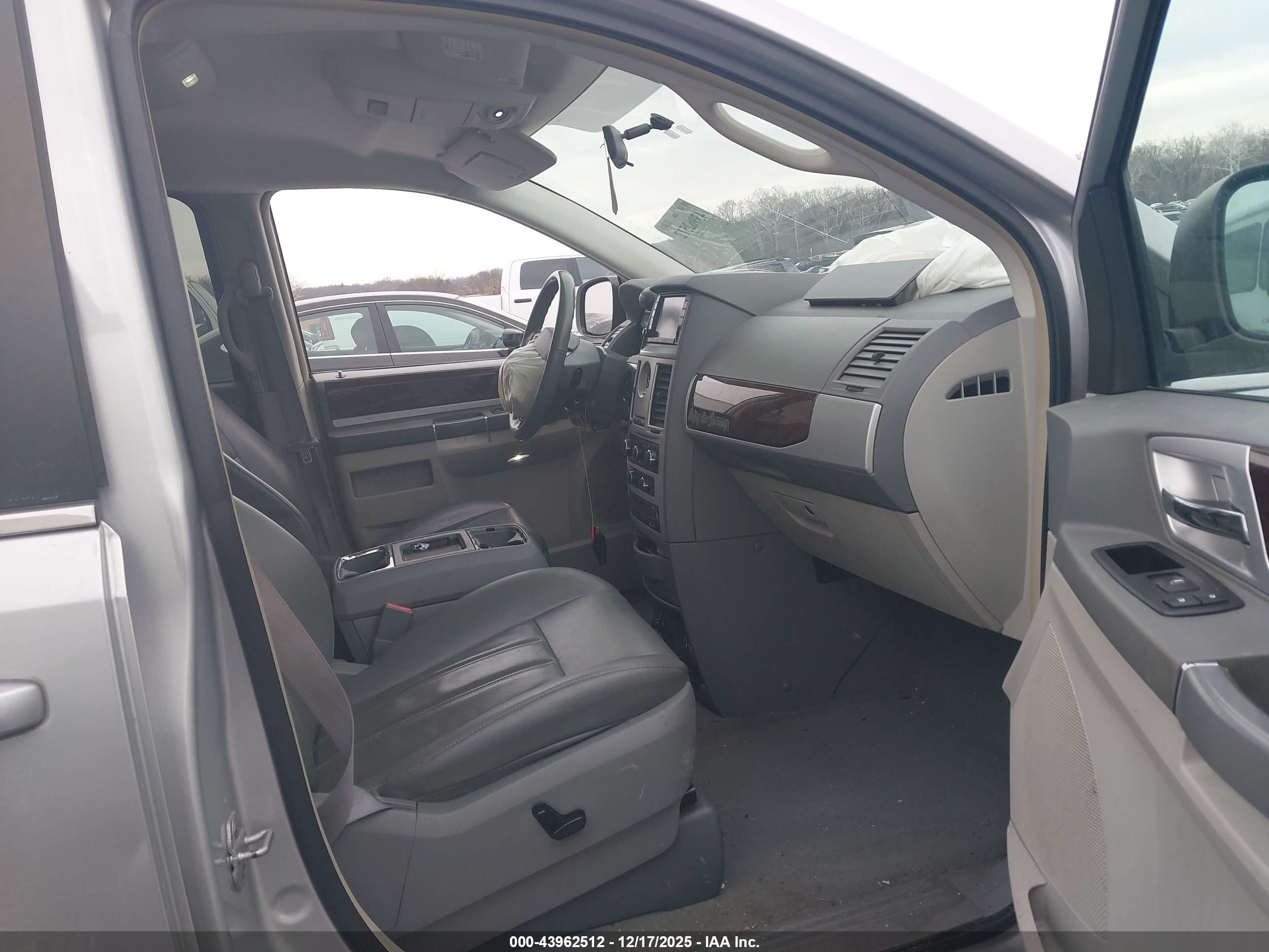 CHRYSLER TOWN image 5