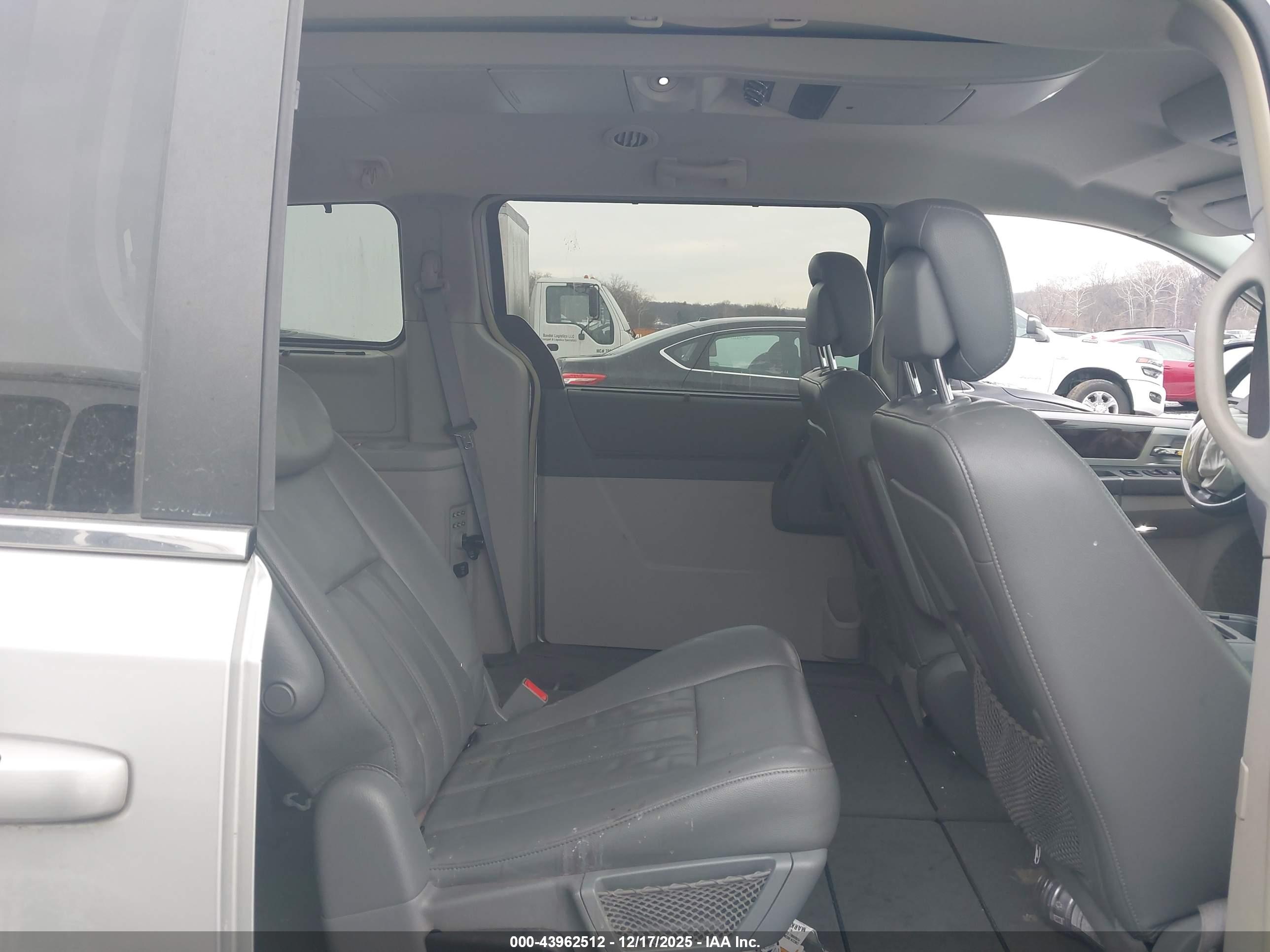 CHRYSLER TOWN image 8