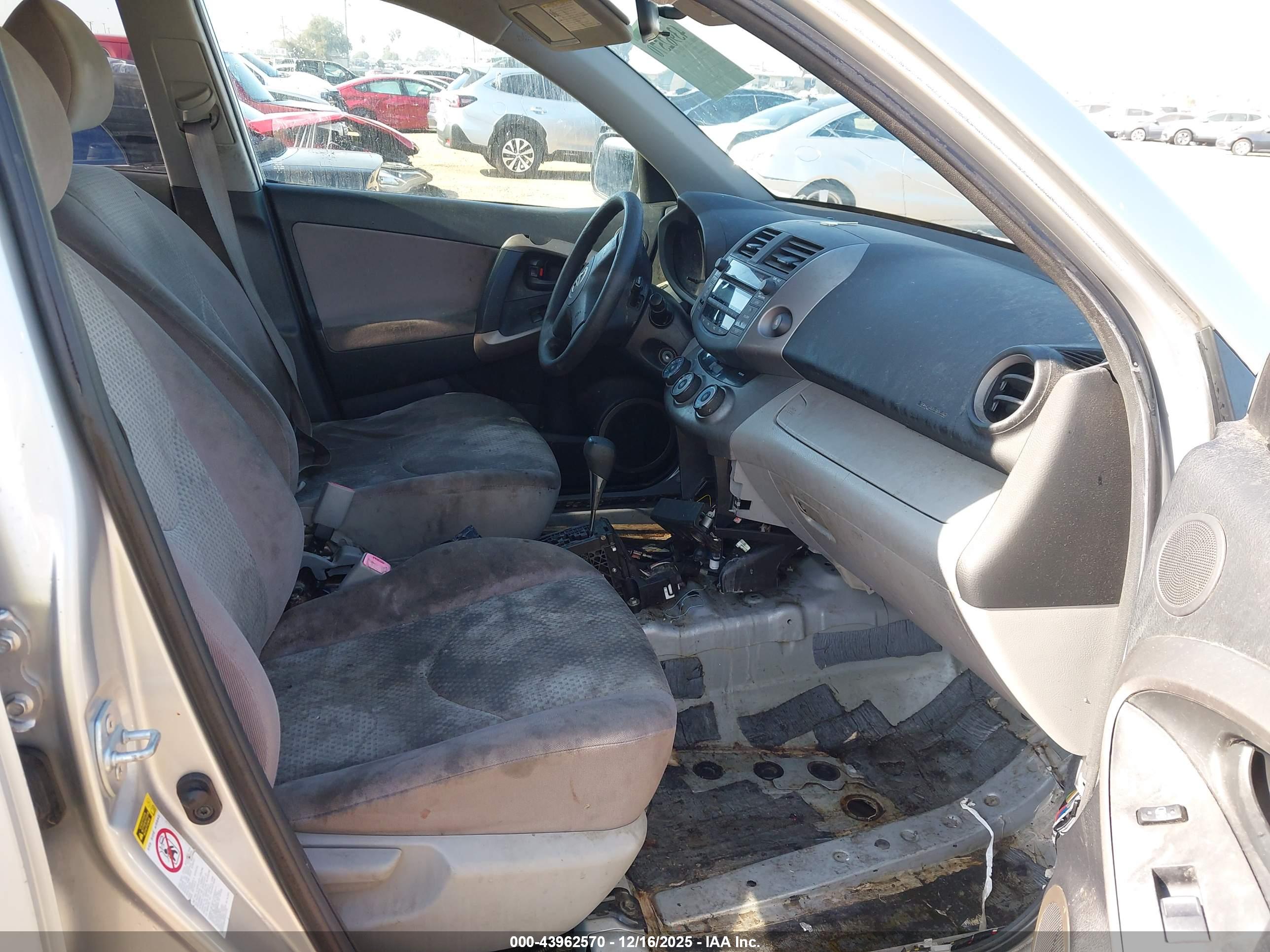 TOYOTA RAV4 image 5