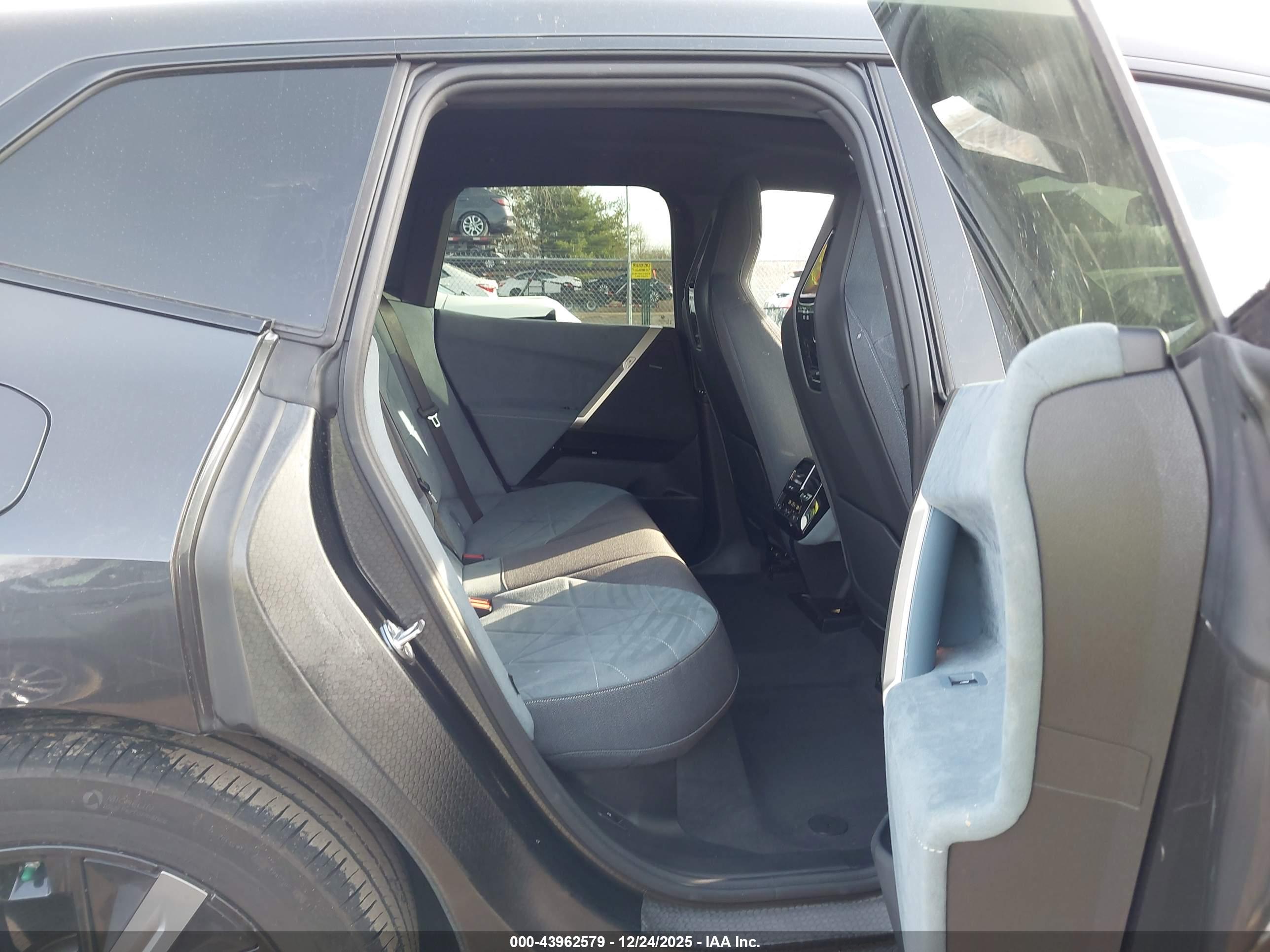 BMW IX image 8