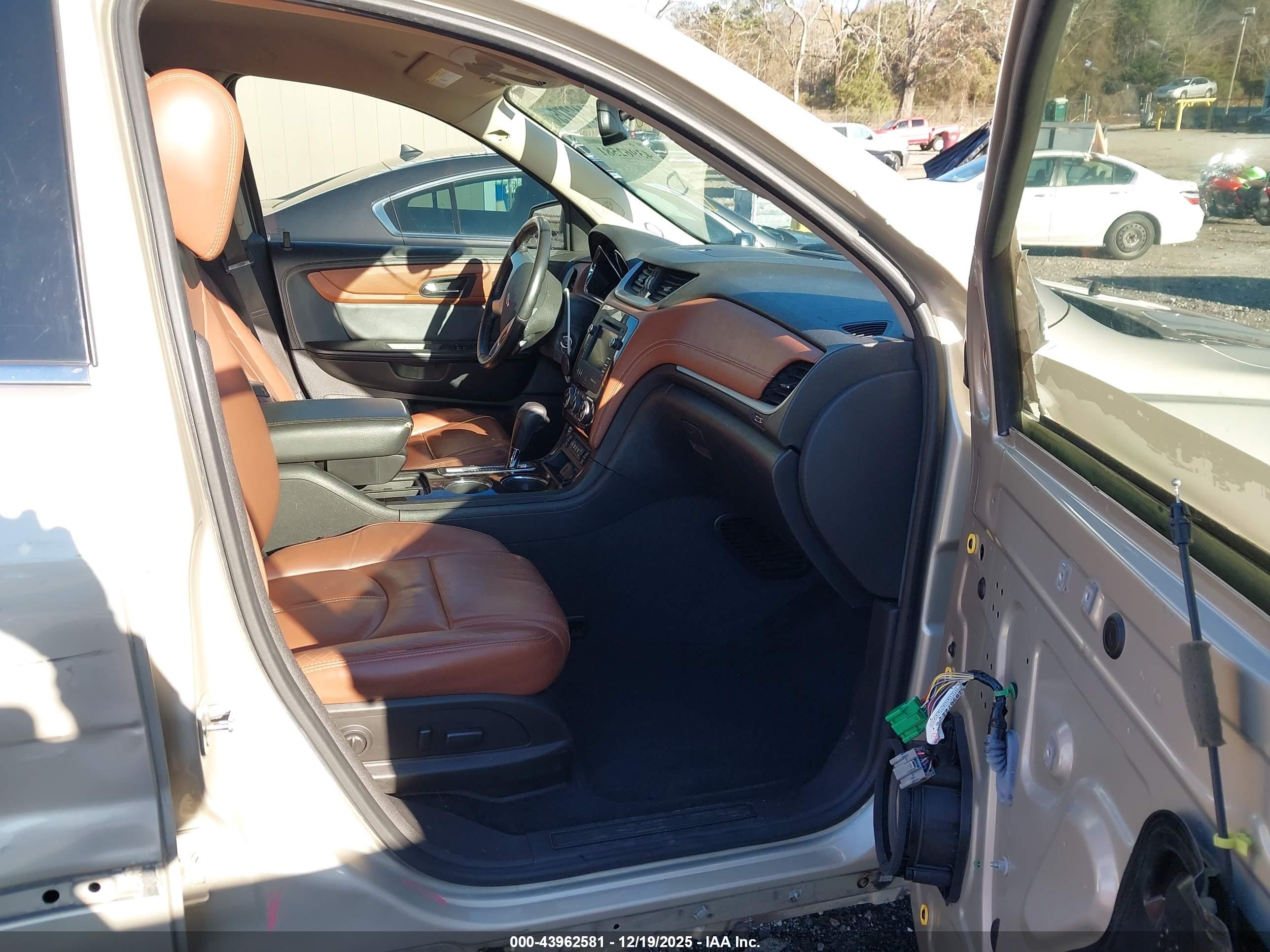 CHEVROLET TRAVERSE image 5