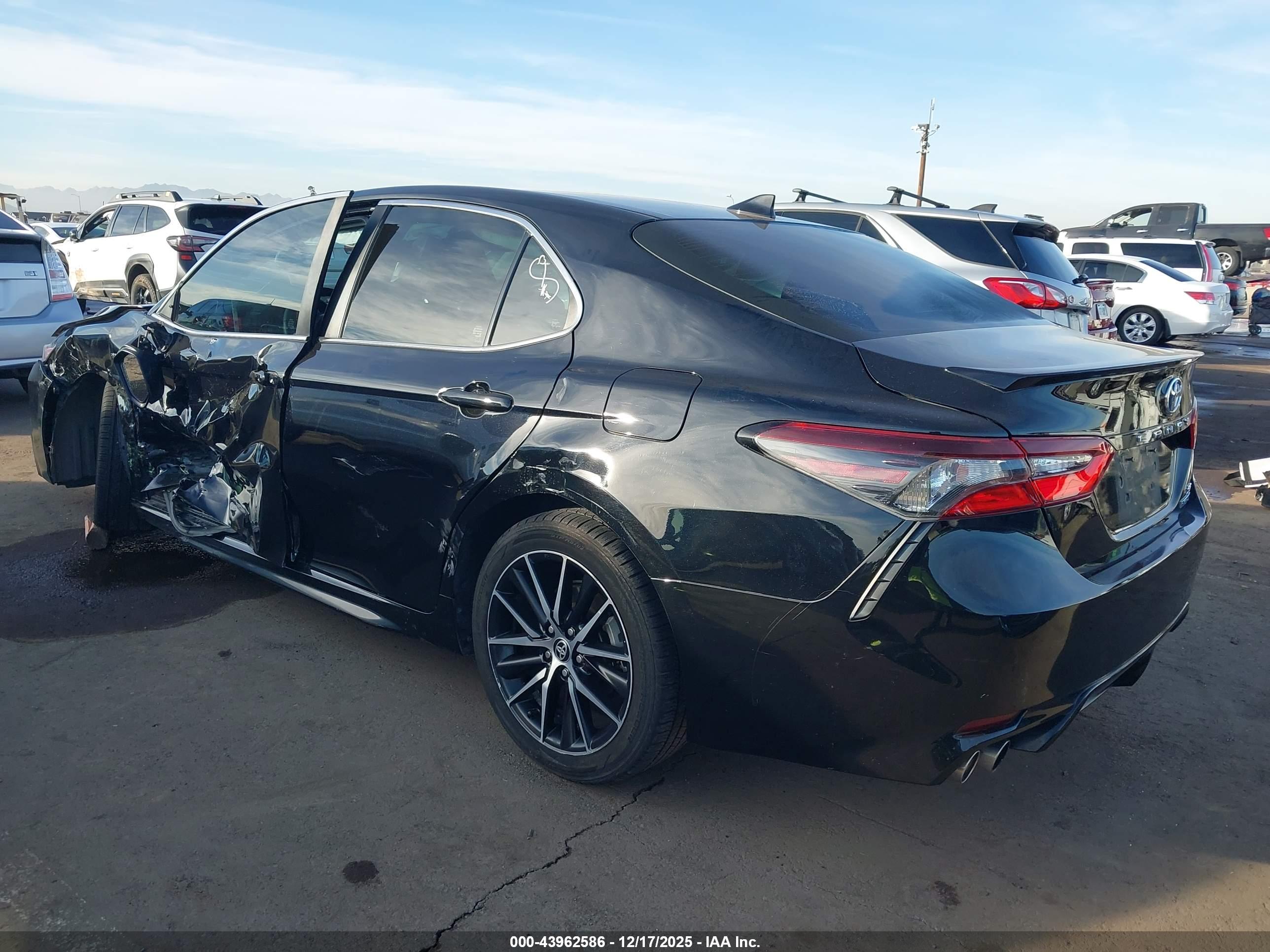 TOYOTA CAMRY image 3