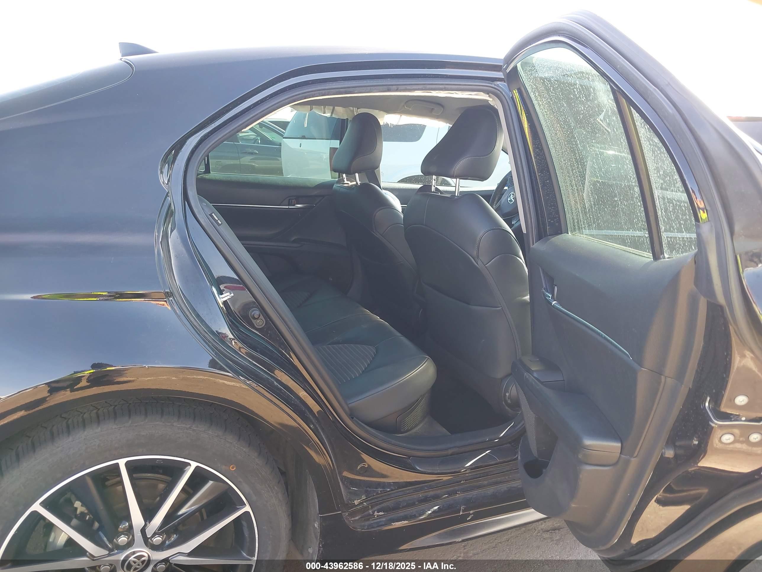 TOYOTA CAMRY image 8