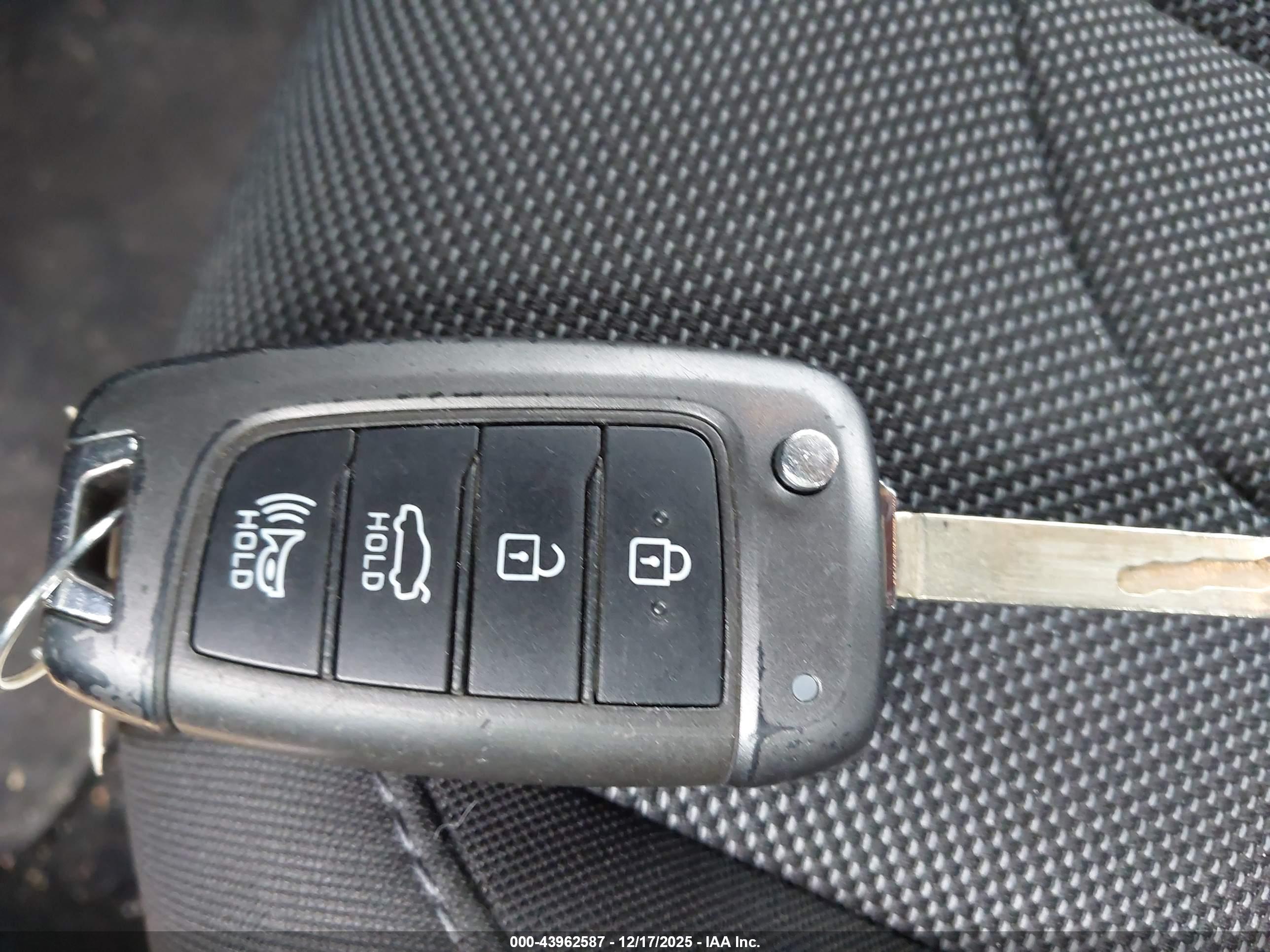 HYUNDAI ELANTRA image 11