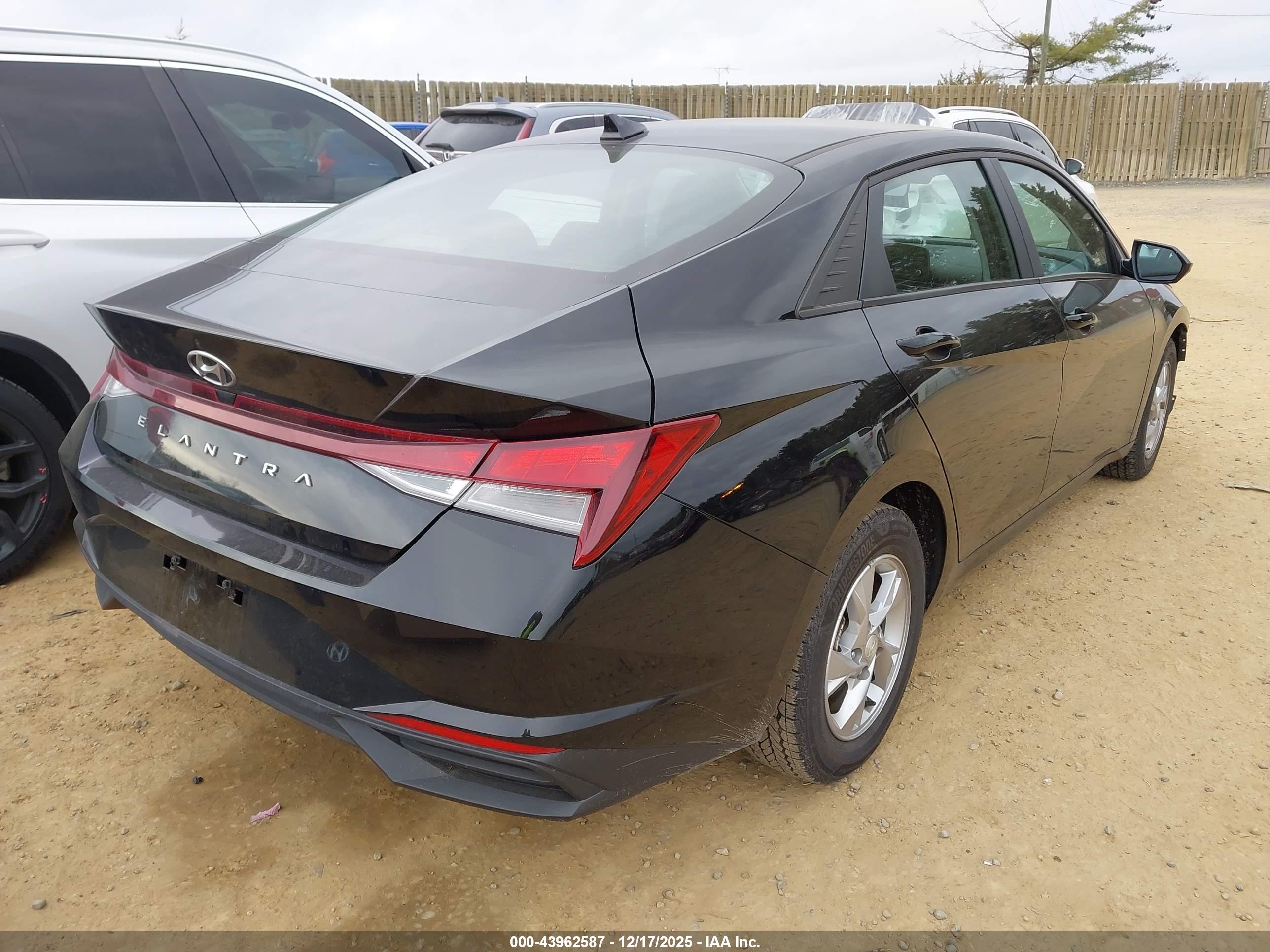 HYUNDAI ELANTRA image 4