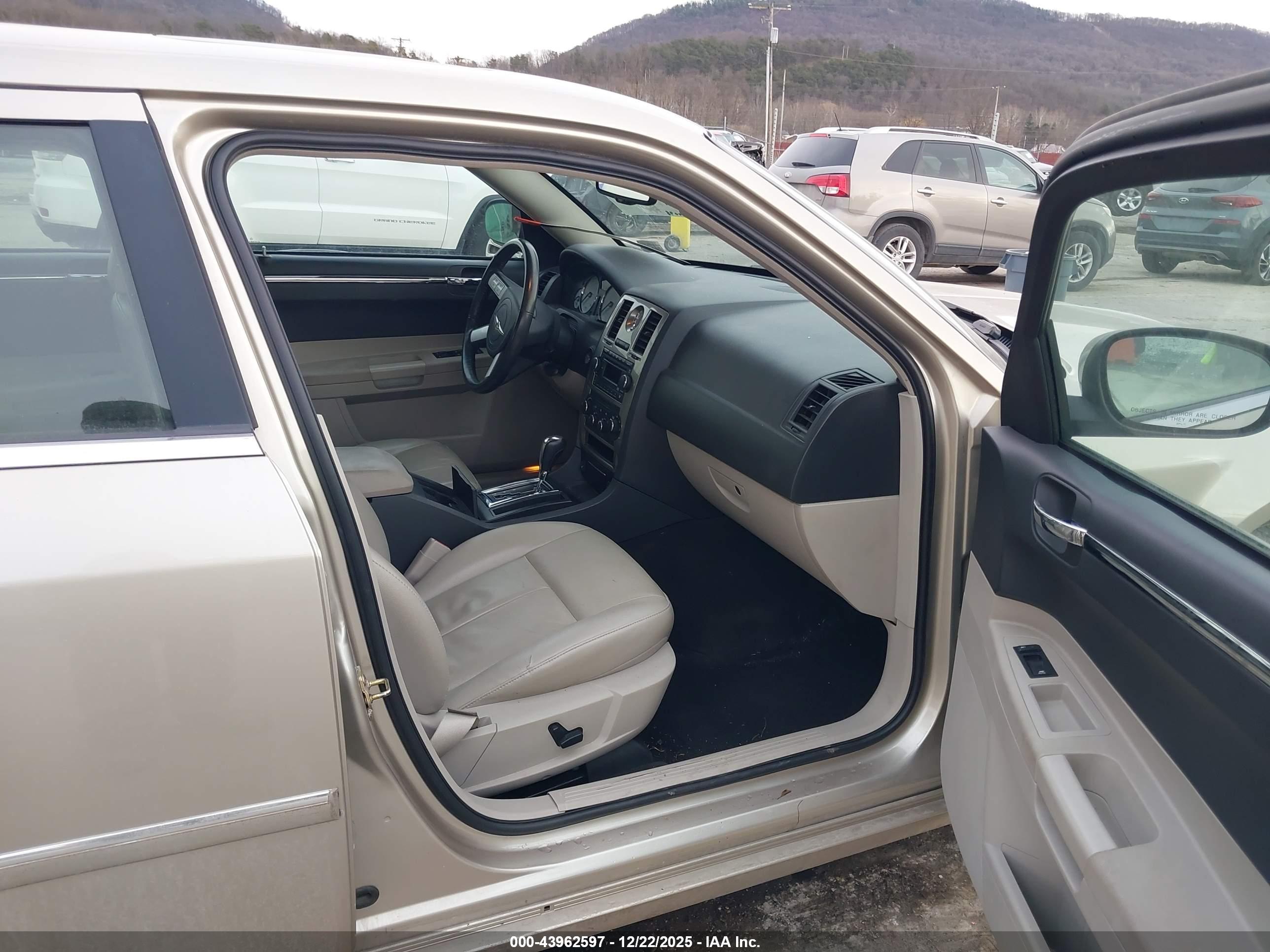 CHRYSLER 300 image 5
