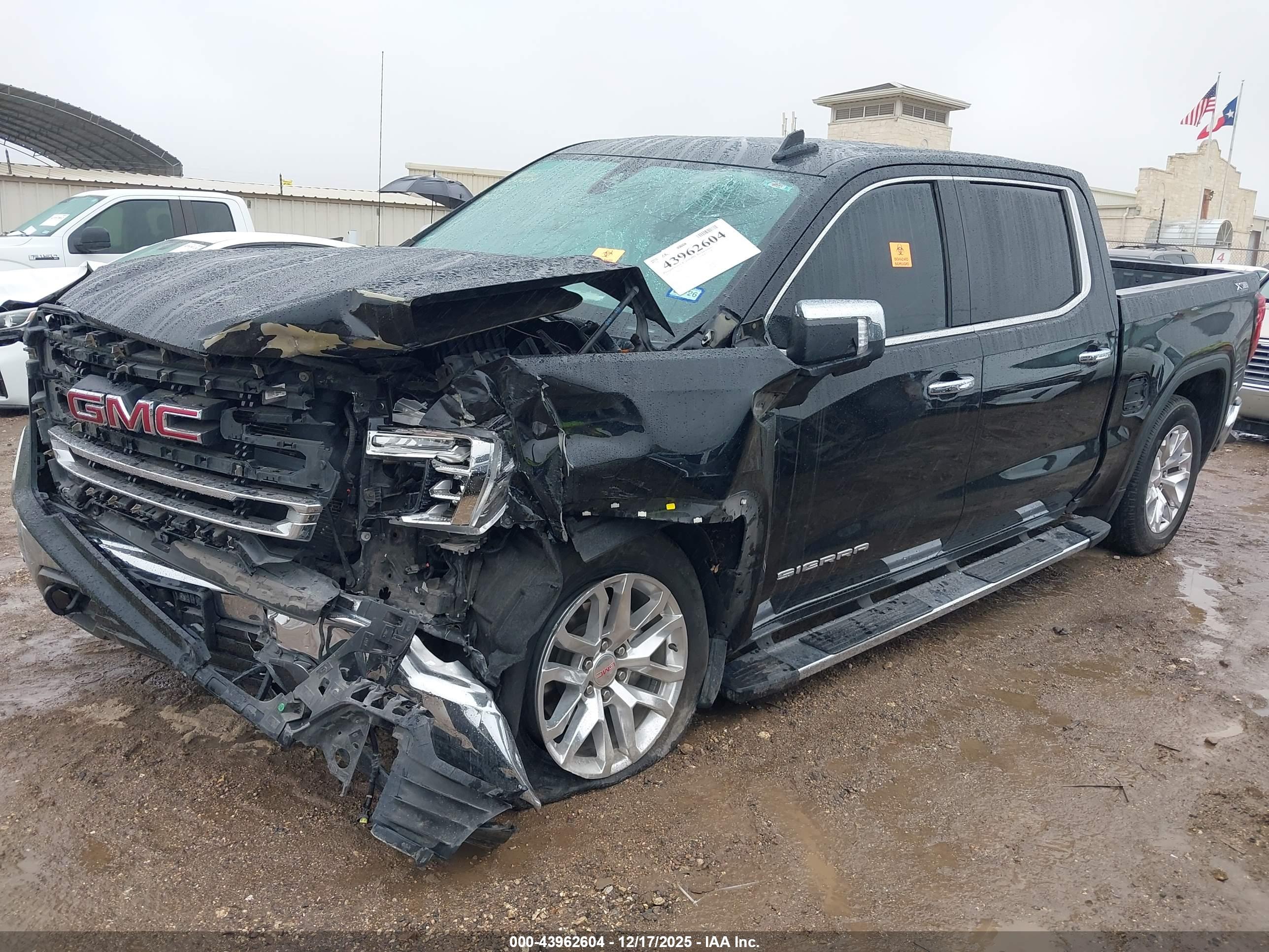 GMC SIERRA image 2