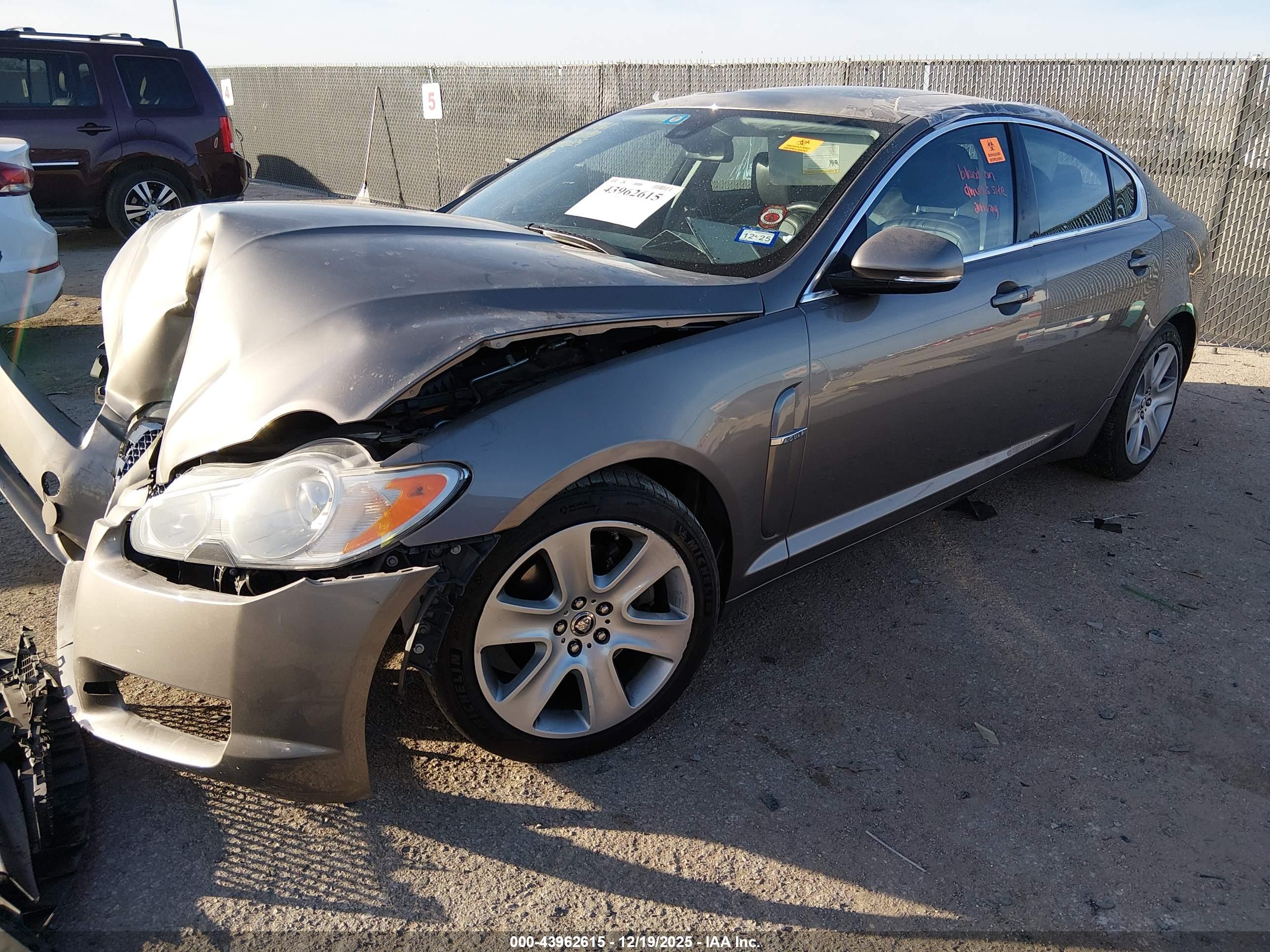 JAGUAR XF image 2