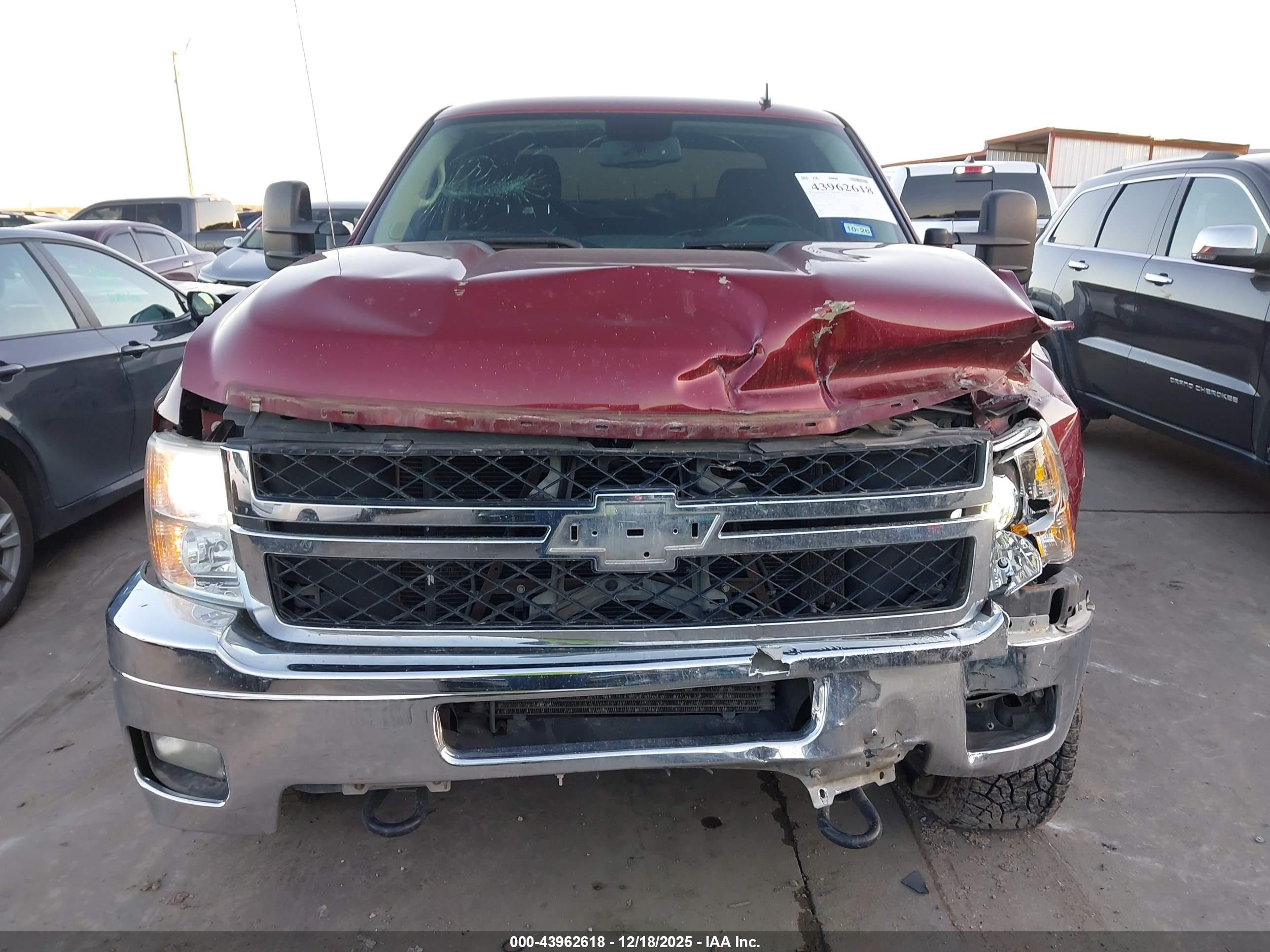 CHEVROLET SILVERADO image 6