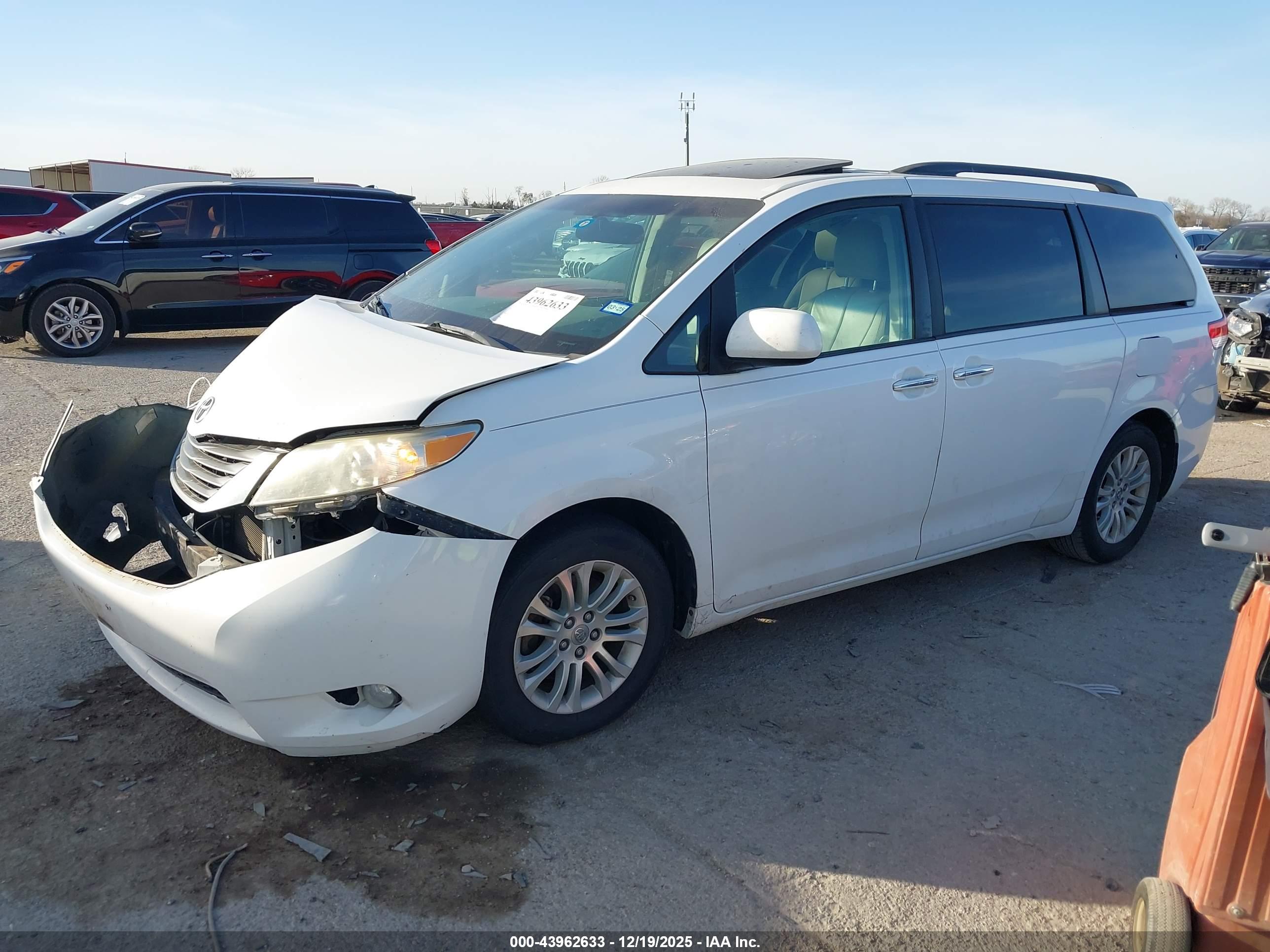 TOYOTA SIENNA image 2