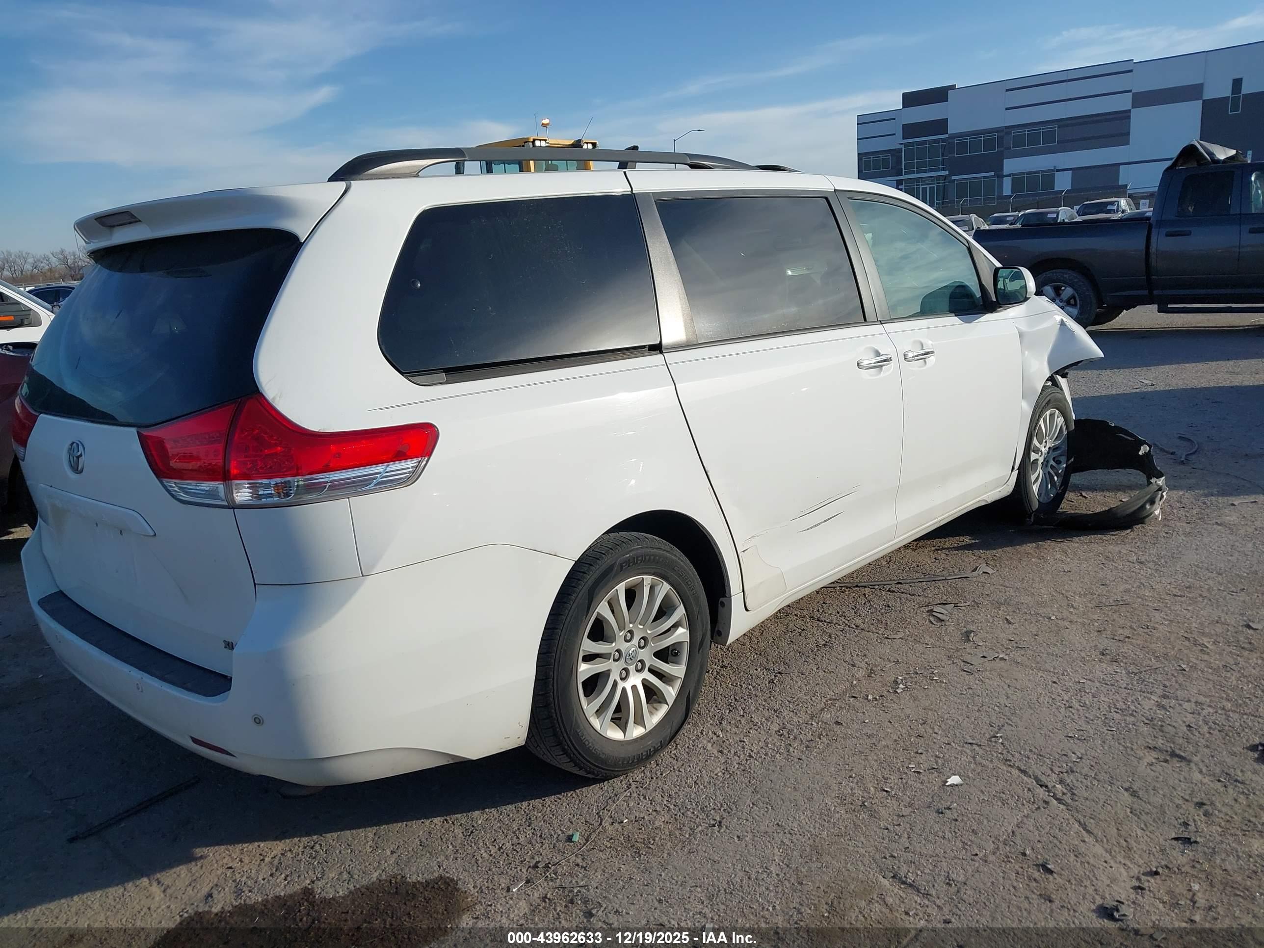 TOYOTA SIENNA image 4