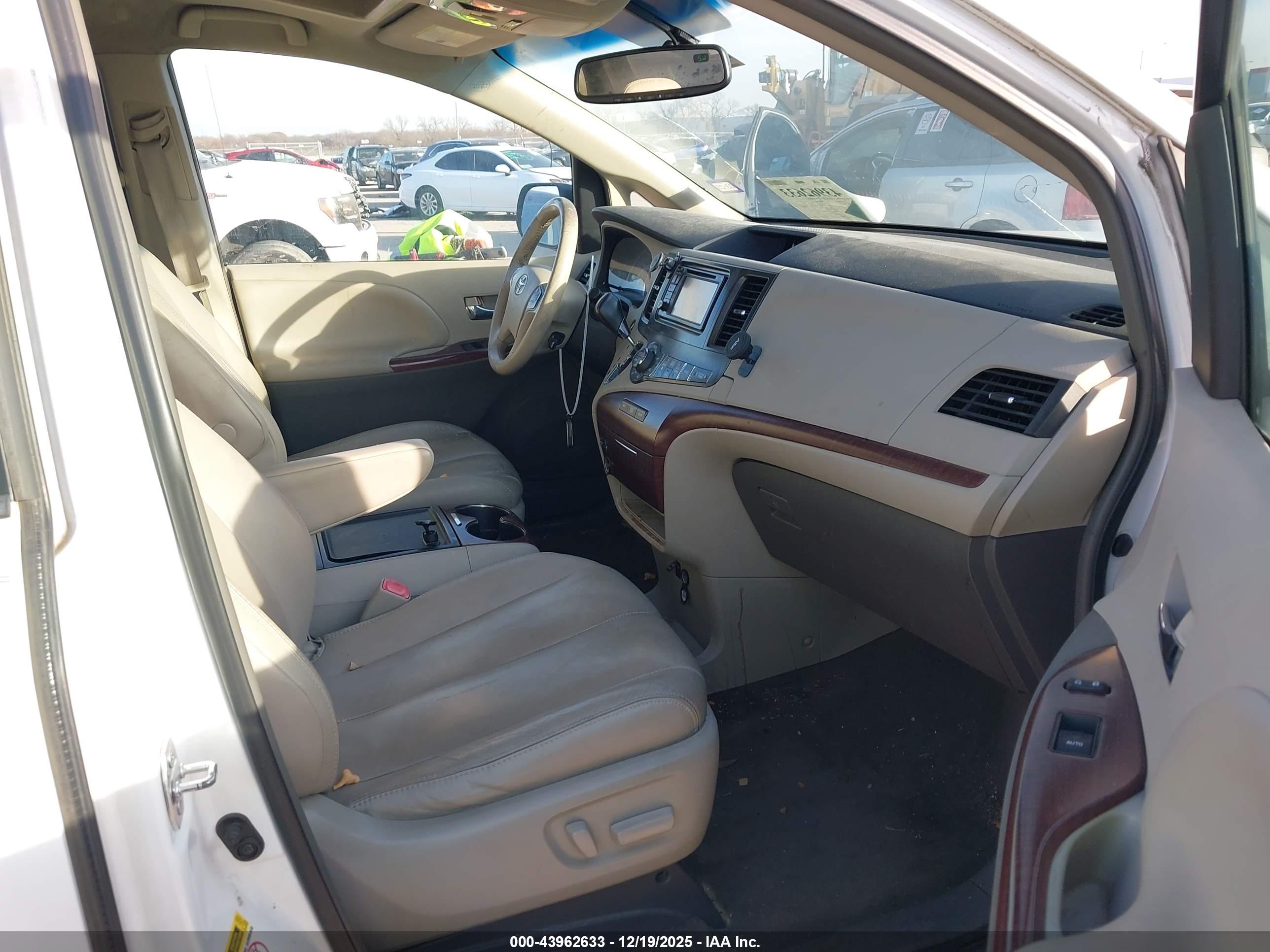 TOYOTA SIENNA image 5