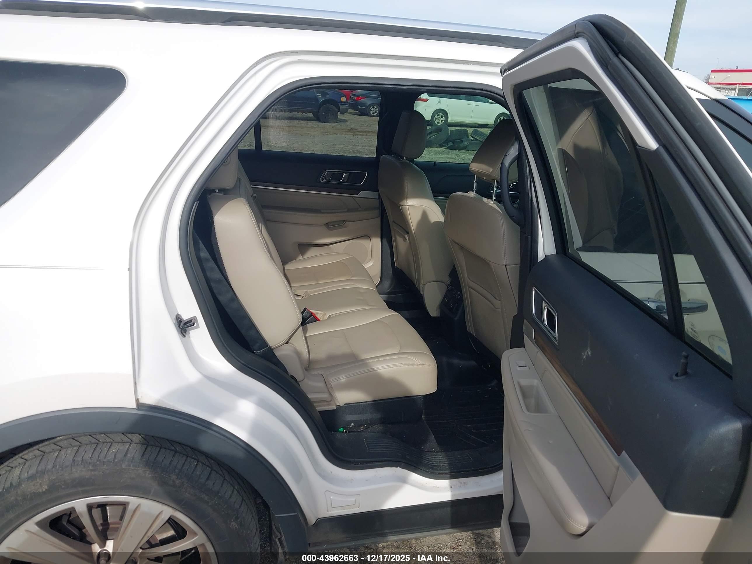 FORD EXPLORER image 8